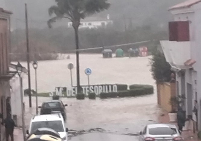 Imagen de archivo del pasado miércoles 4 de febrero cuando comenzaba a inundarse el municipio de Tesorillo. 