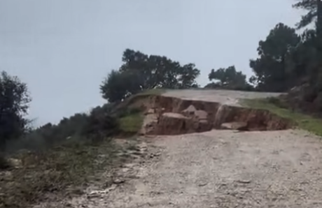 Captura de pantalla de un vídeo que muestran un camino rural afectado en Algeciras. El Ayuntamiento de Algeciras prohibe el uso de rutas, senderos o caminos ubicados en zonas de monte