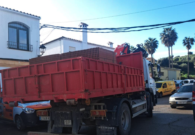 Castellar envía un camión con material de construcción a Tesorillo de cara a la borrasca 'Marta'