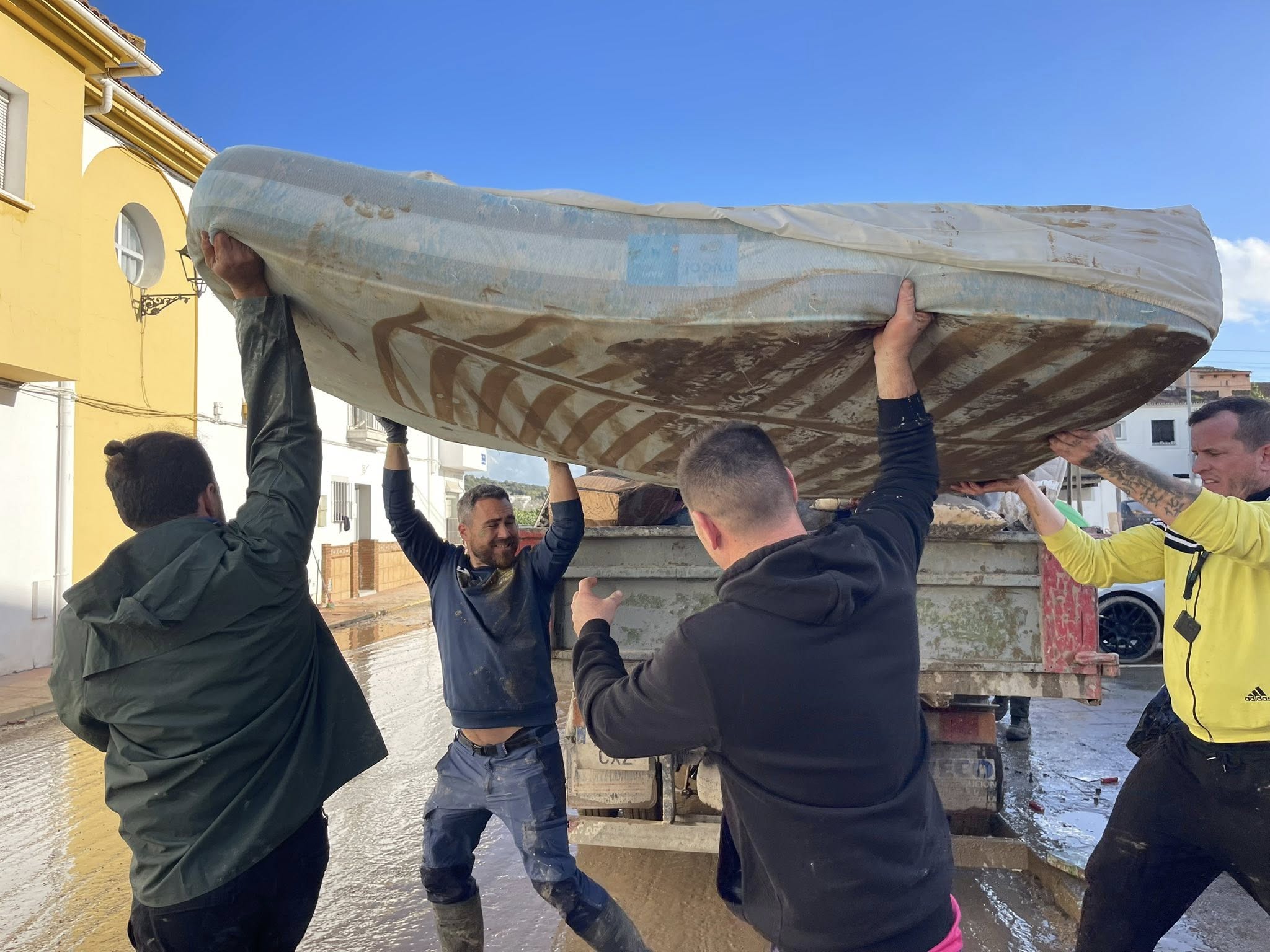 Tesorillo se recompone con sus propias mano y la ayuda vecina. Foto: S.F. / 8Directo