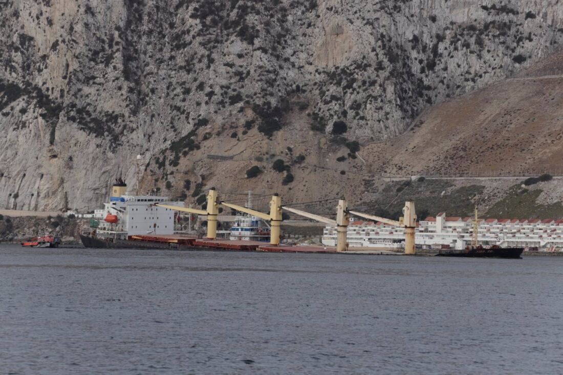 Imagen: Europa Press. Verdemar denuncia que el buque 'OS35' lleve ocho meses varado frente a la costa del Campo de Gibraltar