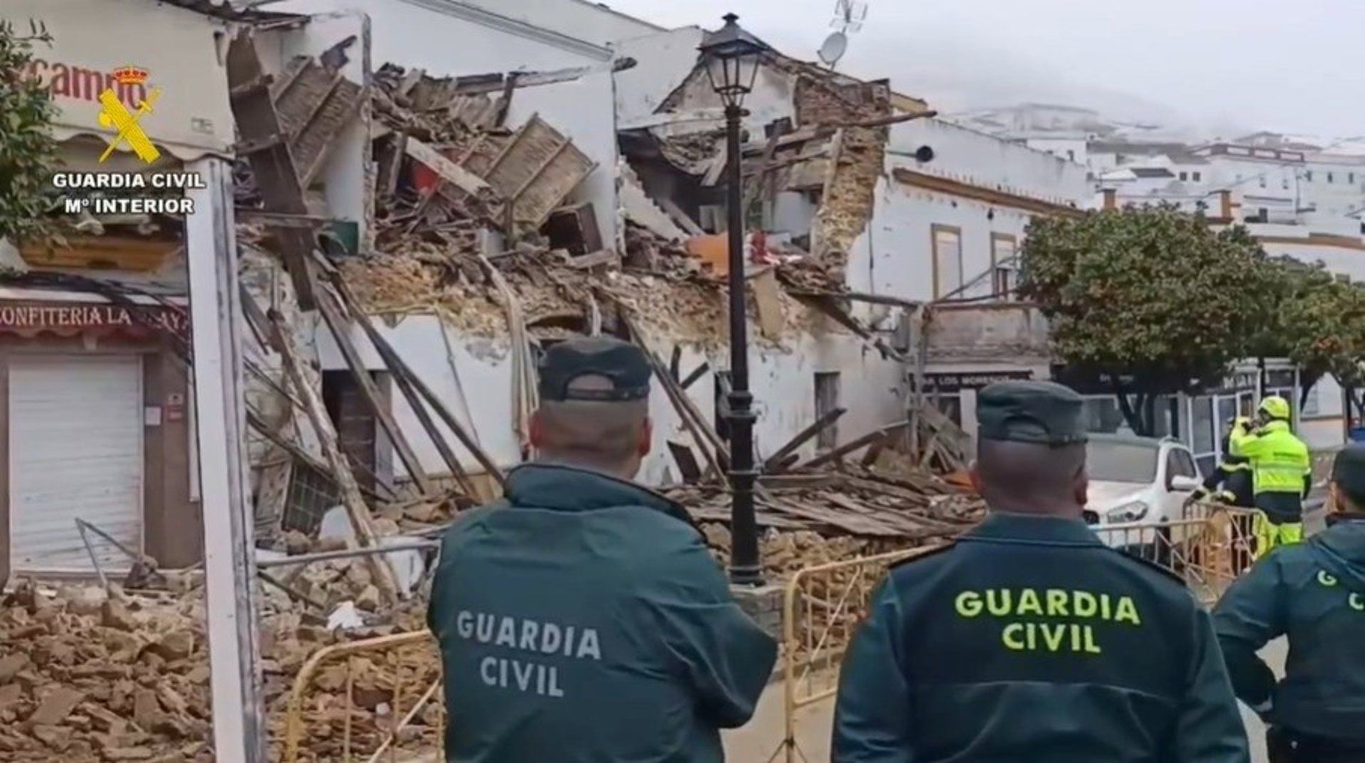 Agentes de la Guardia Civil ante la casa desplomada en Alcalá de los Gazules. - GUARDIA CIVIL 