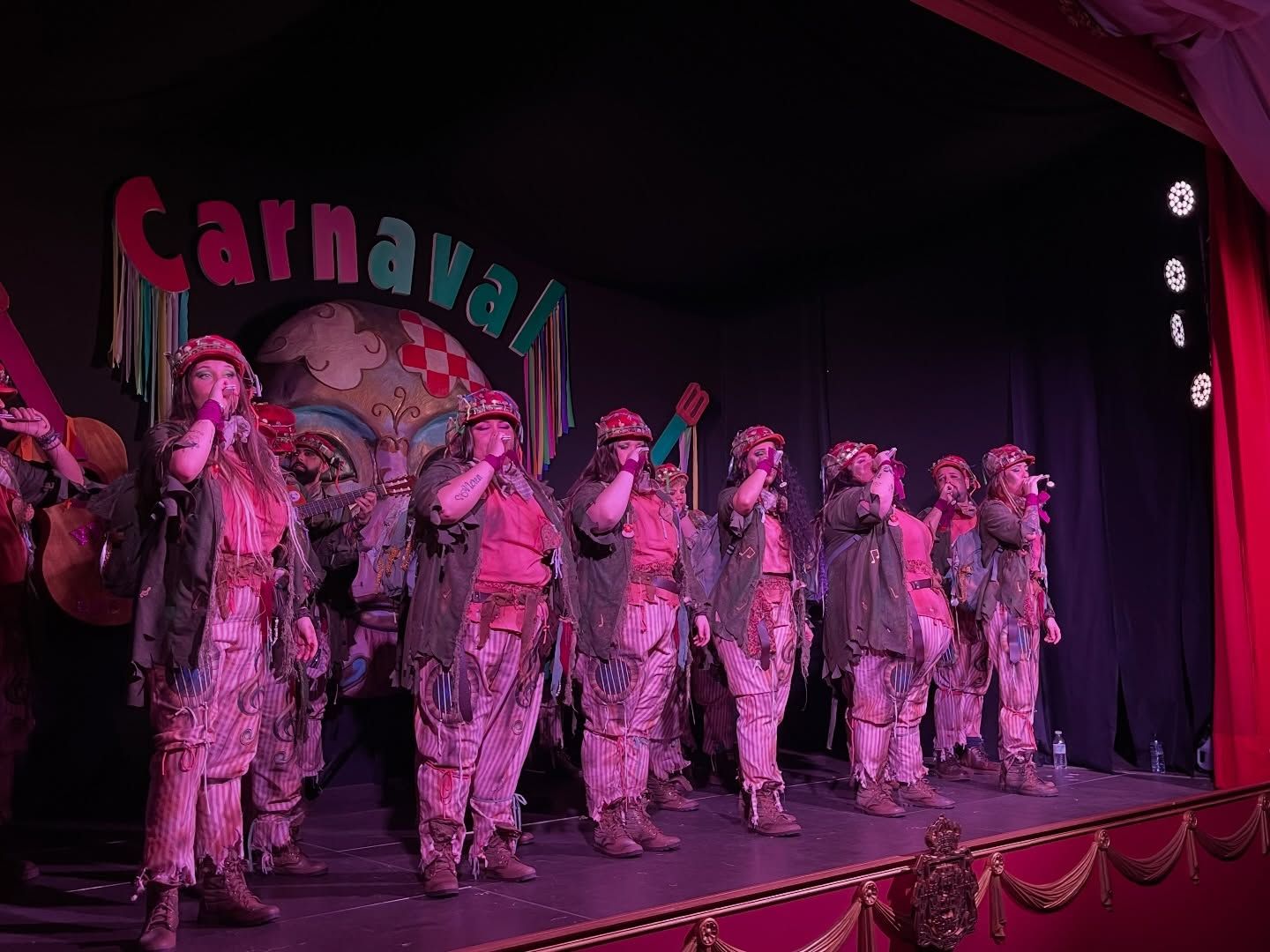 Actuación de la 'La última cuerda' de las semifinales del Concurso de Carnaval de Los Barrios. Imagen: 8Directo.