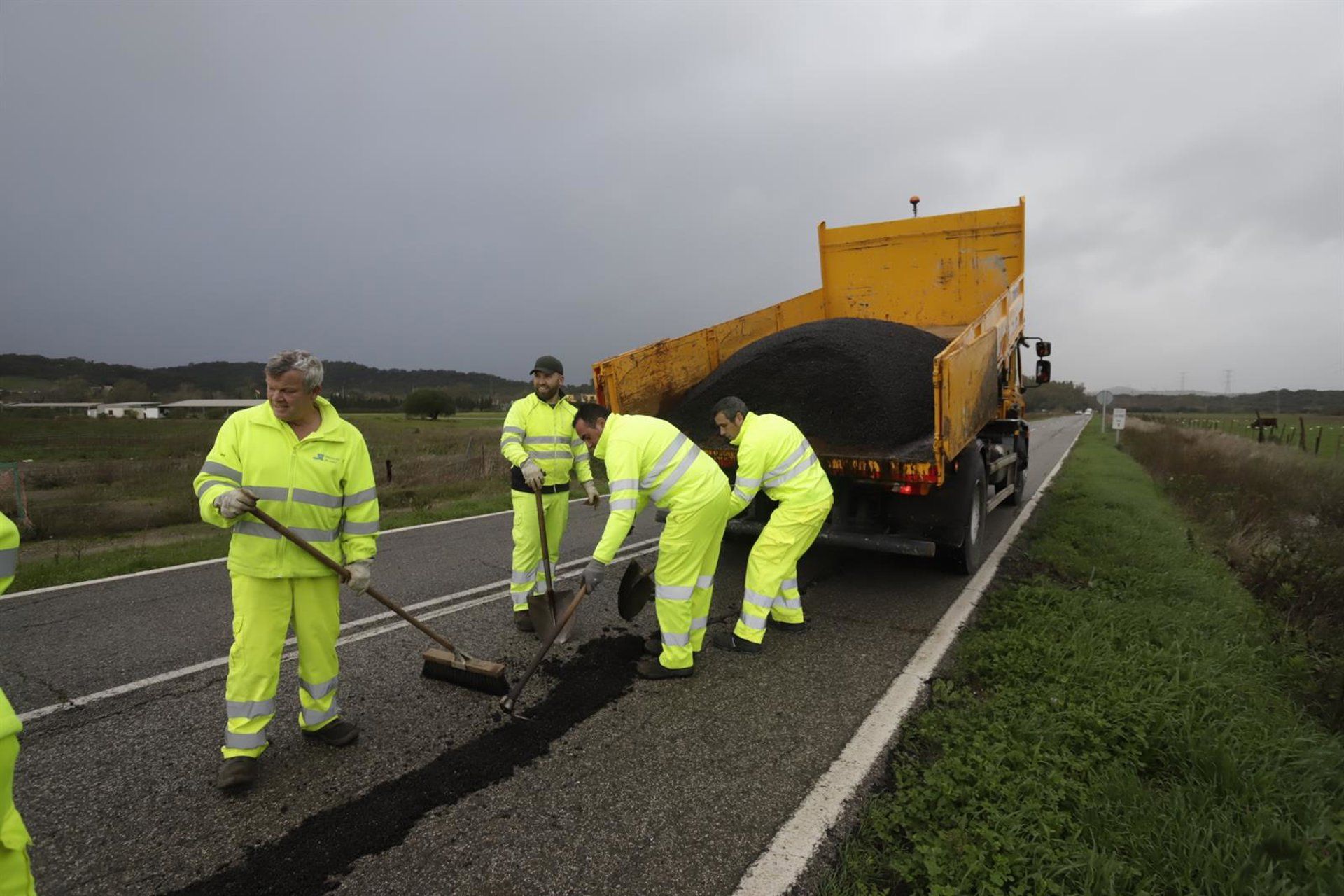 Operarios de la Diputación de Cádiz ejecutando tareas de arreglo en la CA-9208, carretera de El Cobre, en el término municipal de Algeciras, dañada por el paso de los temporales - NONO RICO-EUROPA PRESS