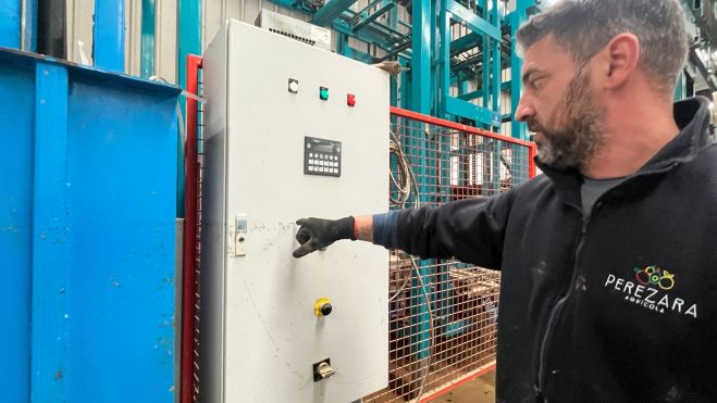 Un trabajador señala, en un cuadro eléctrico, hasta dónde llegó el agua. 