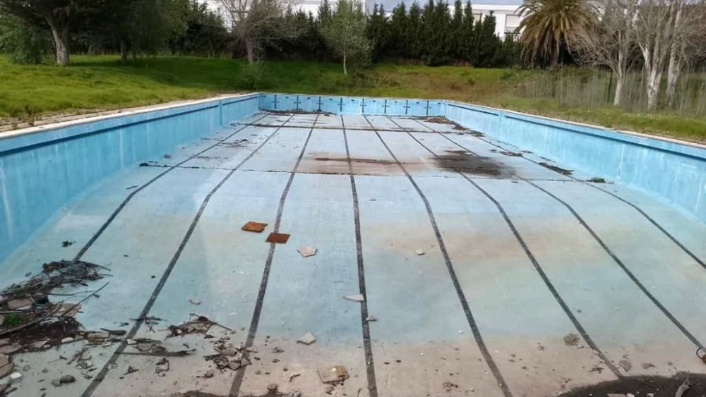 Los Barrios pone en marcha la recuperación de la piscina de verano y la Casa del Inglés