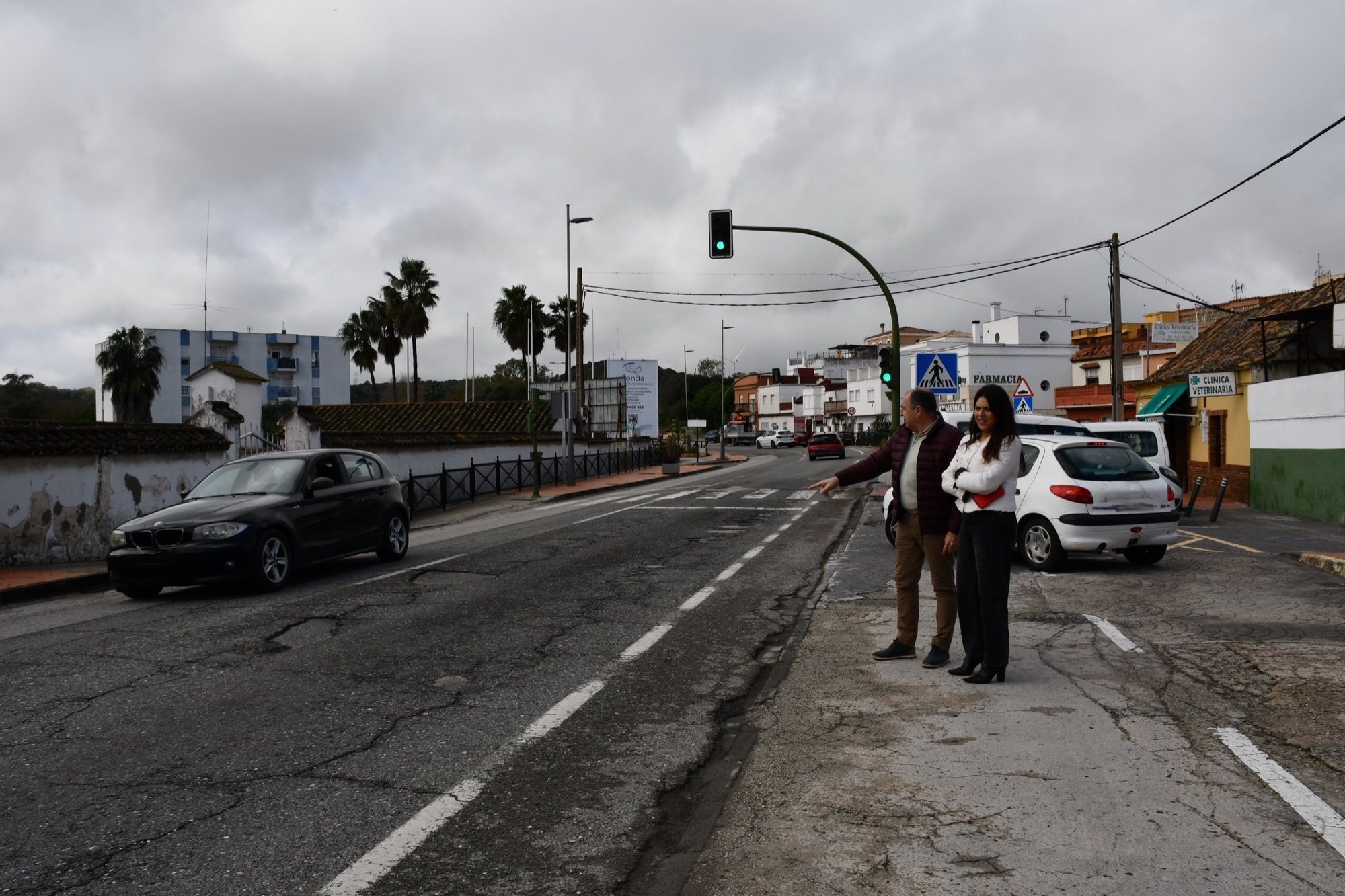 San Roque solicita a la Junta una inspección del estado de la avenida Guadarranque y su reparación
