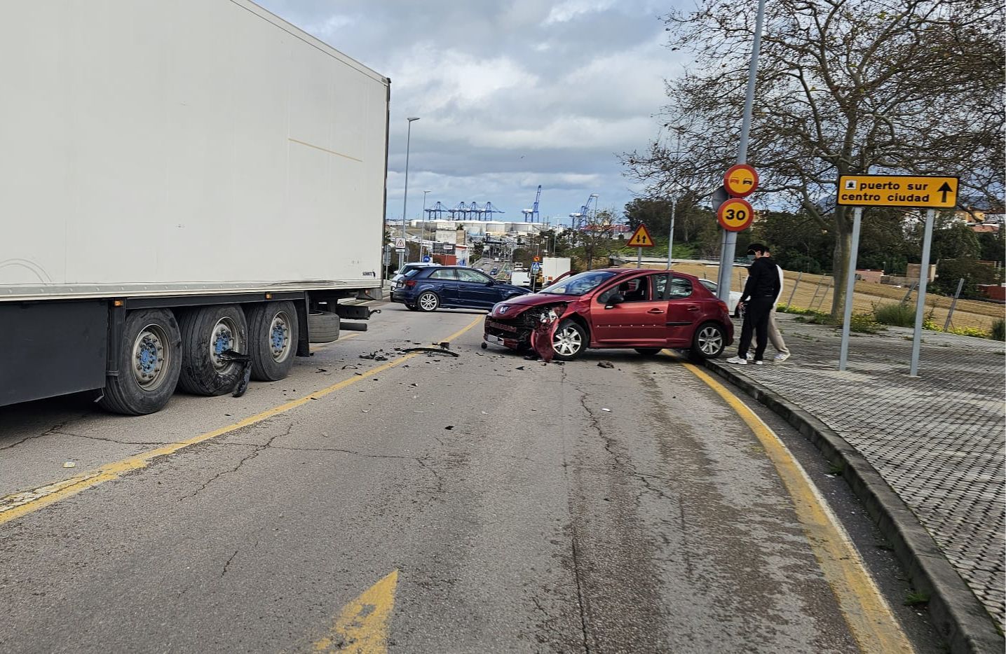 Vecinos de El Saladillo se quejan del estado de la calle Paco de Lucía tras un nuevo accidente