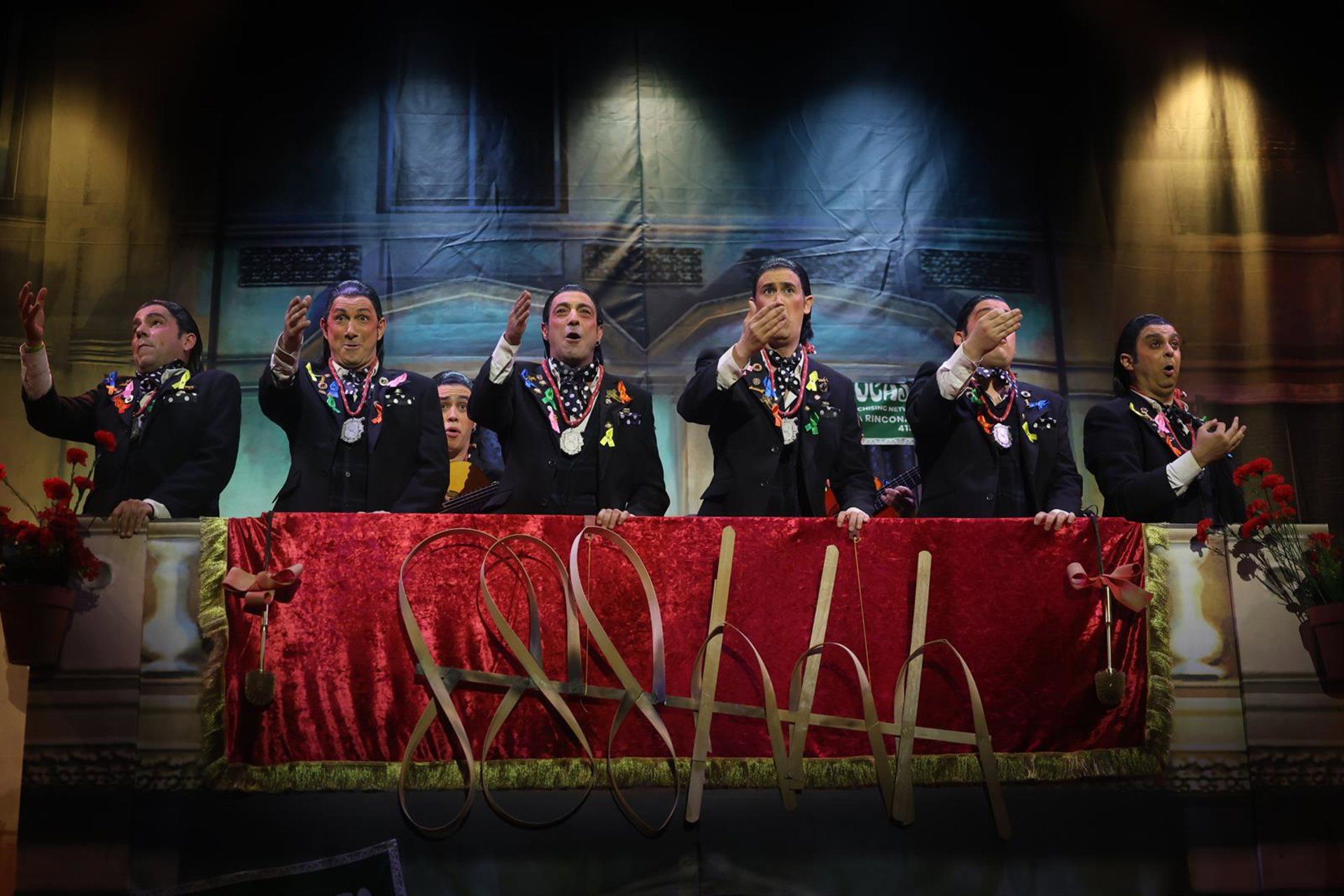 Ssshhhhh!!! (de Antonio Álvarez 'El Bizcocho', Sevilla). Hito histórico, primera agrupación sevillana en ganar el primer premio en la modalidad de chirigotas. A 14 de febrero de 2026 en Cádiz. - Nacho Frade - Europa Press