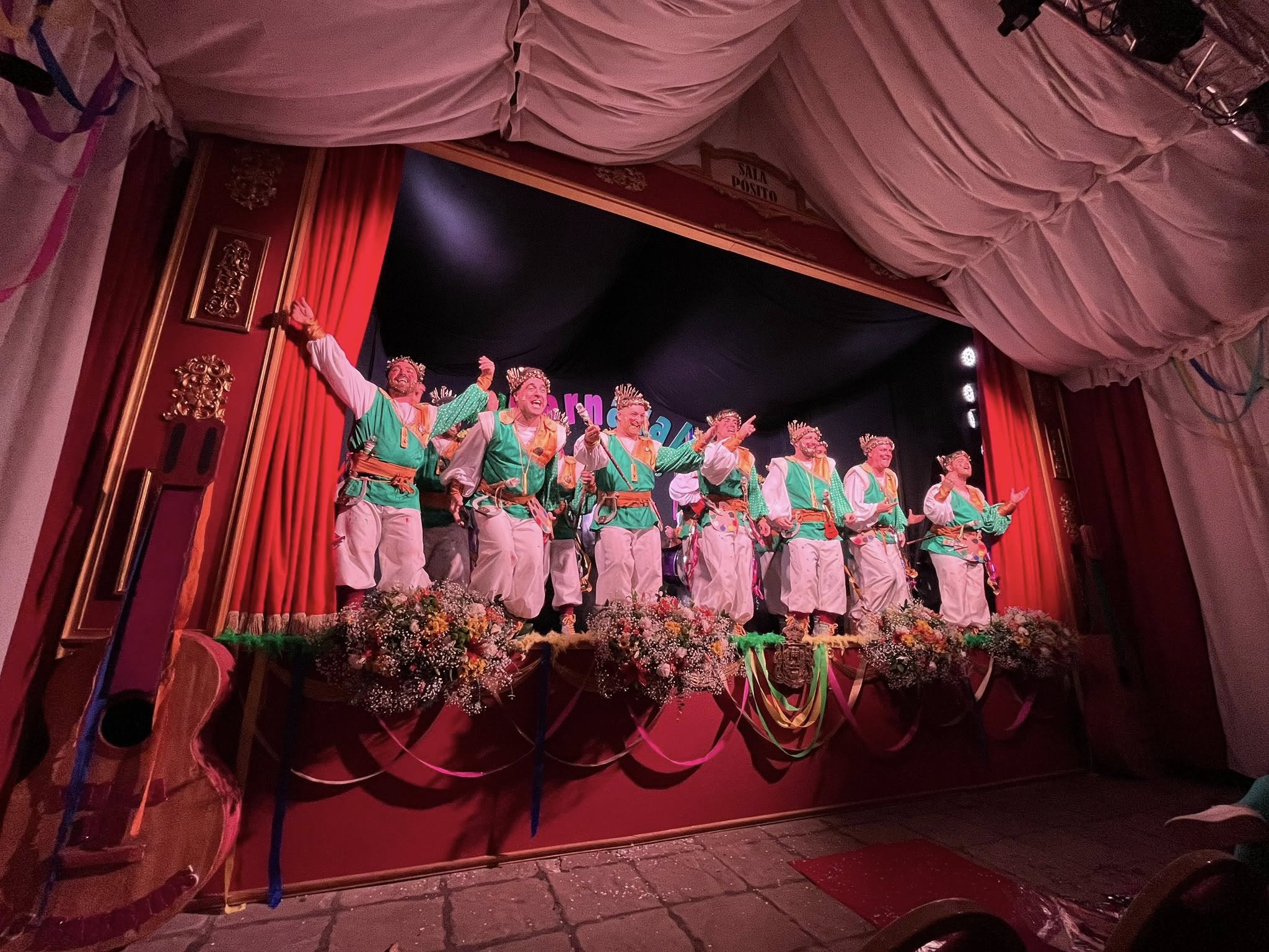 Las agrupaciones 'La Gracia Divina' y 'A quién le importa' conquistan el Concurso de Carnaval de Los Barrios