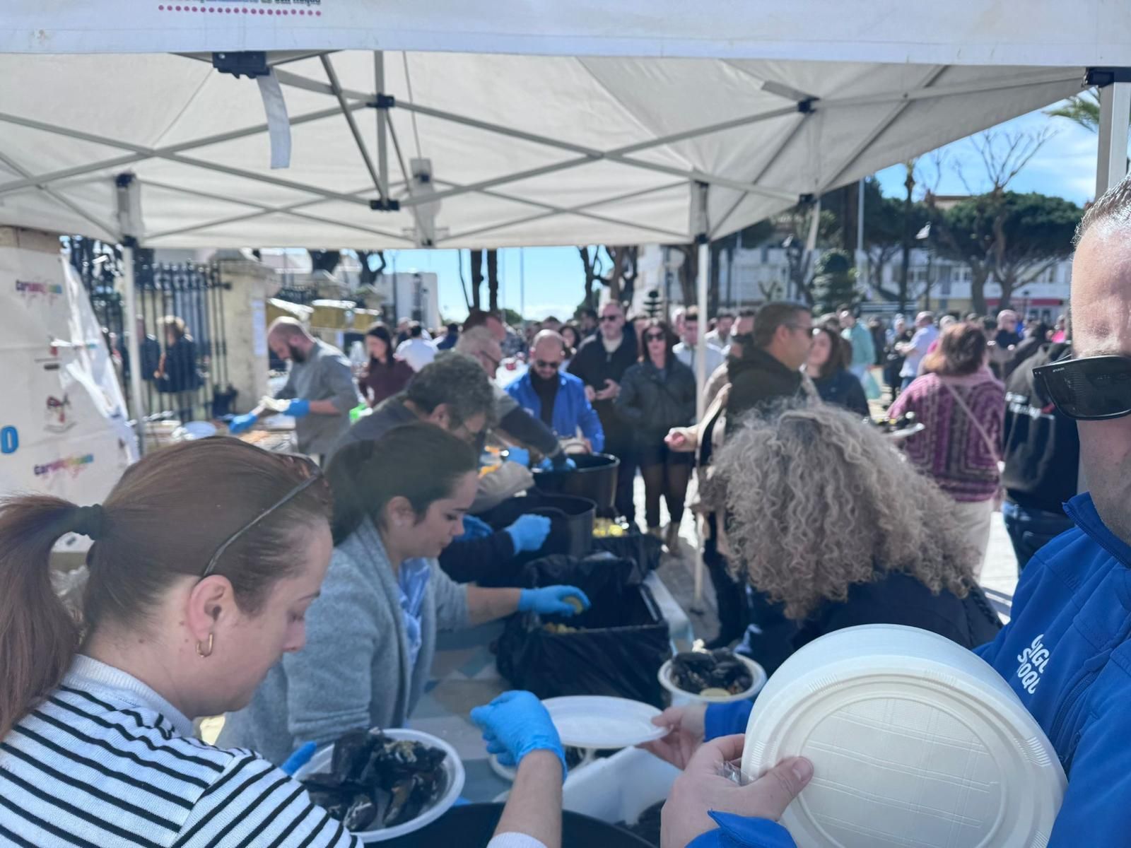 La segunda Mejilloná Popular reparte media tonelada de producto en San Roque 