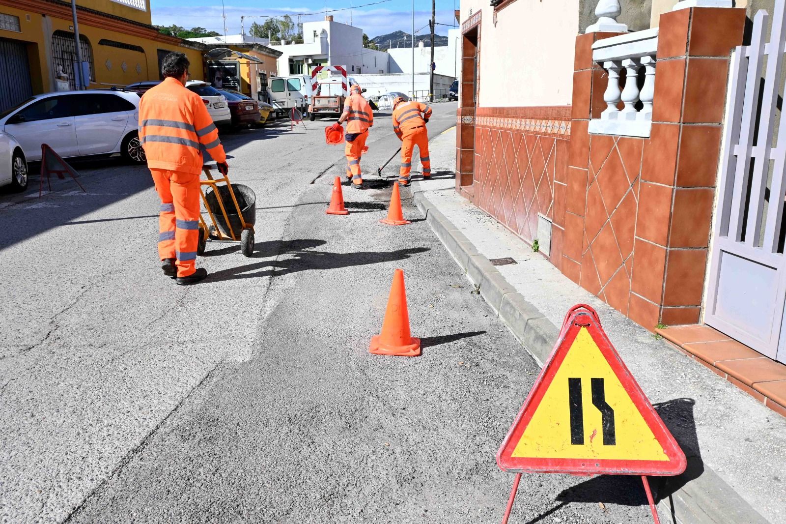 El Ayuntamiento comienza trabajos de rebacheo y prepara contrato de emergencias para reparar los daños de las borrascas. 