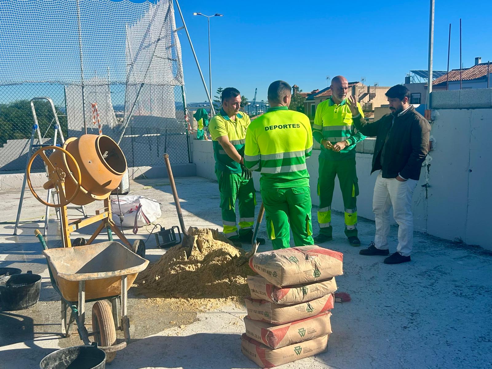 Comienzan las obras para arreglar el muro del Polideportivo Lorenzo Pérez 'Loren' dañado por el temporal