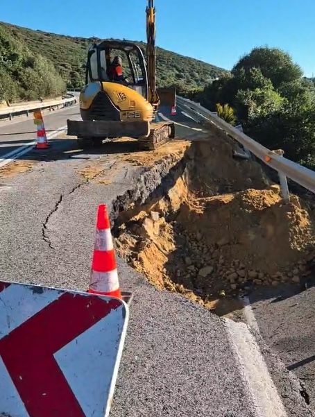 Un socavón en la N-340 amenaza la maltrecha conexión entre Tarifa y Algeciras