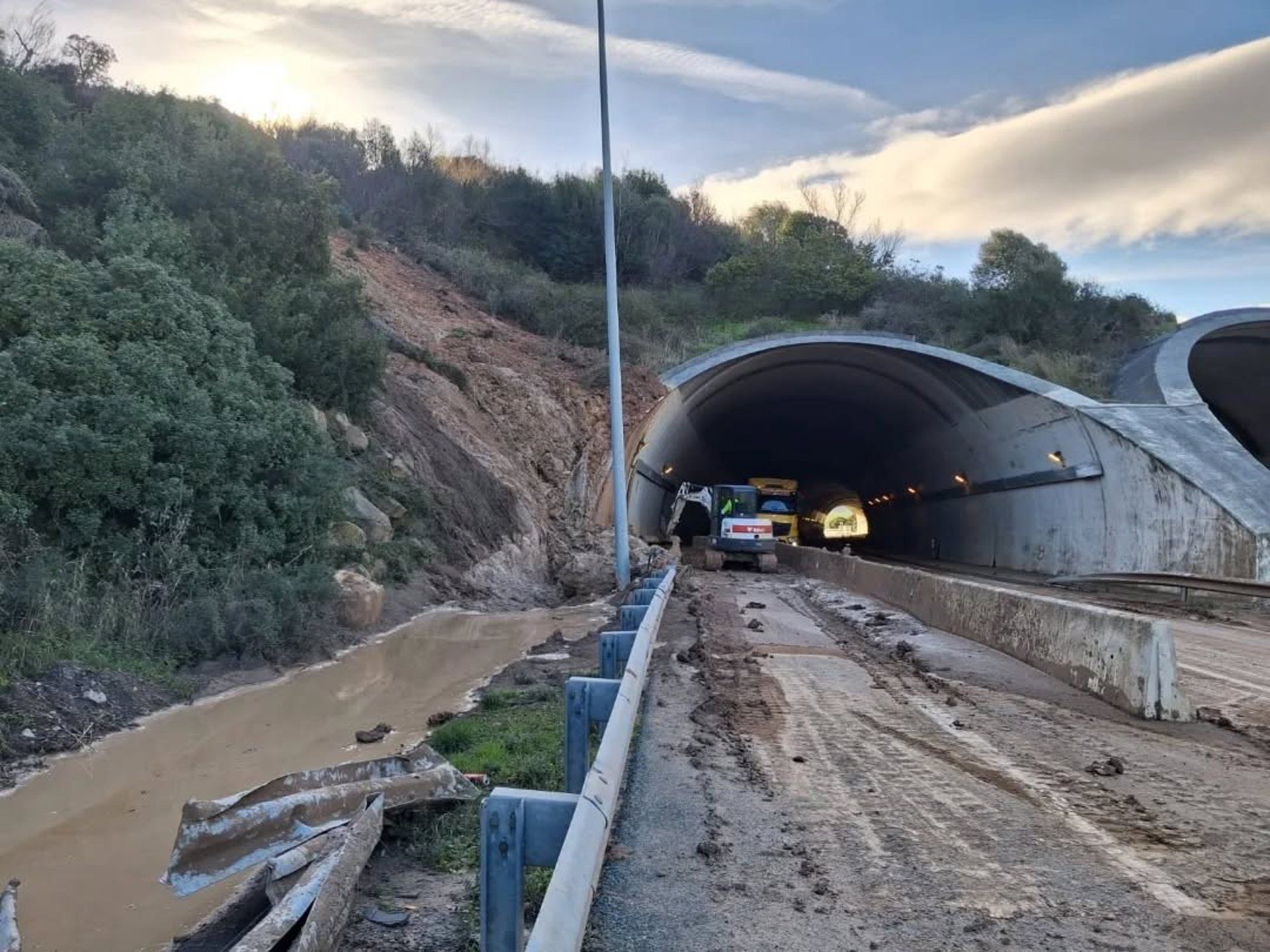 Reabre al tráfico el túnel de Valdeinfierno en la A-381, cortado por desprendimientos en sentido Los Barrios-Jerez