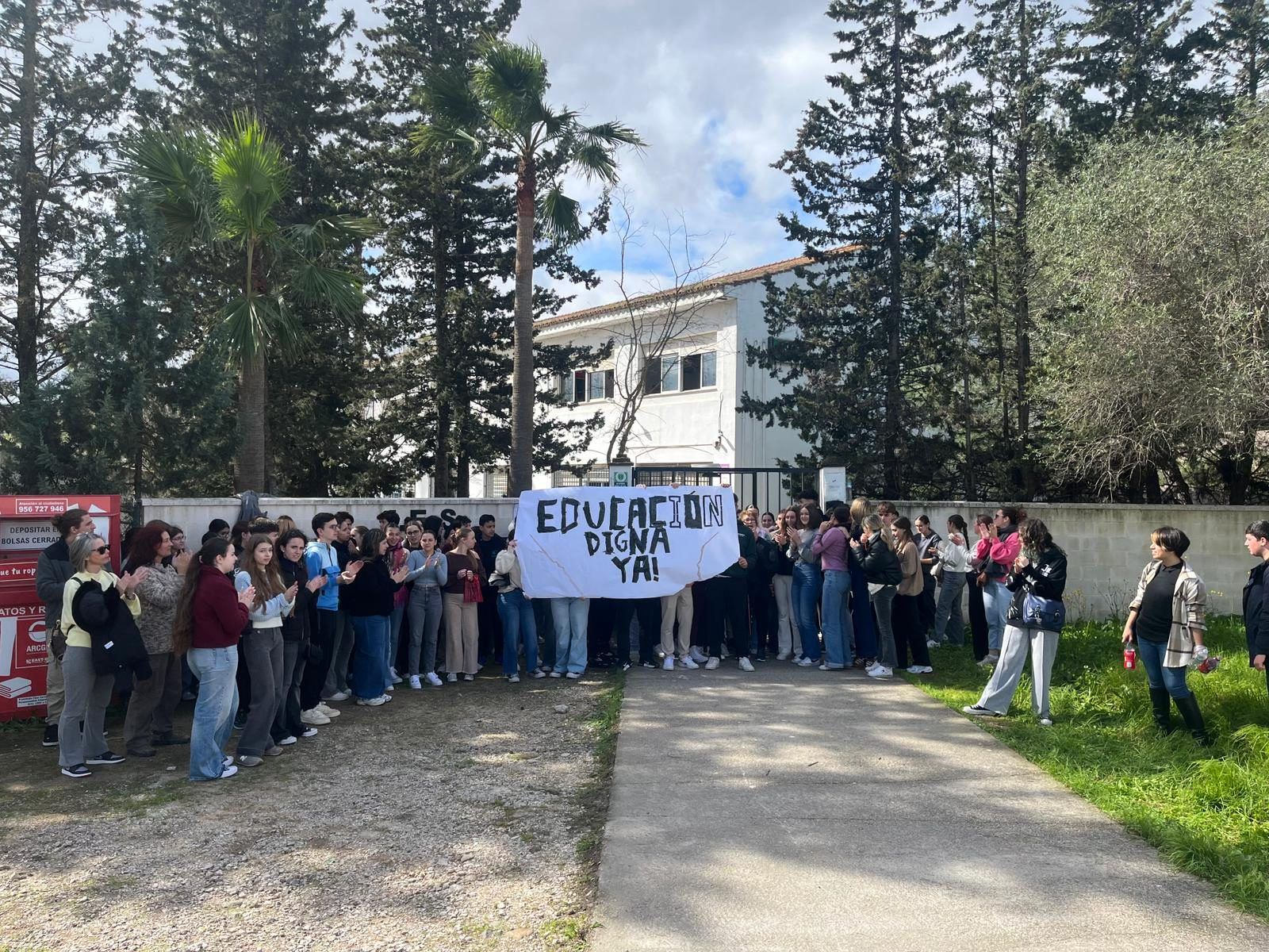 Imagen de 8Directo. Alumnos del instituto Hozgarganta de Jimena piden el arreglo del centro: "Queremos estudiar con dignidad" Imagen de 8Directo. Alumnos del instituto Hozgarganta de Jimena piden el arreglo del centro: "Queremos estudiar con dignidad"