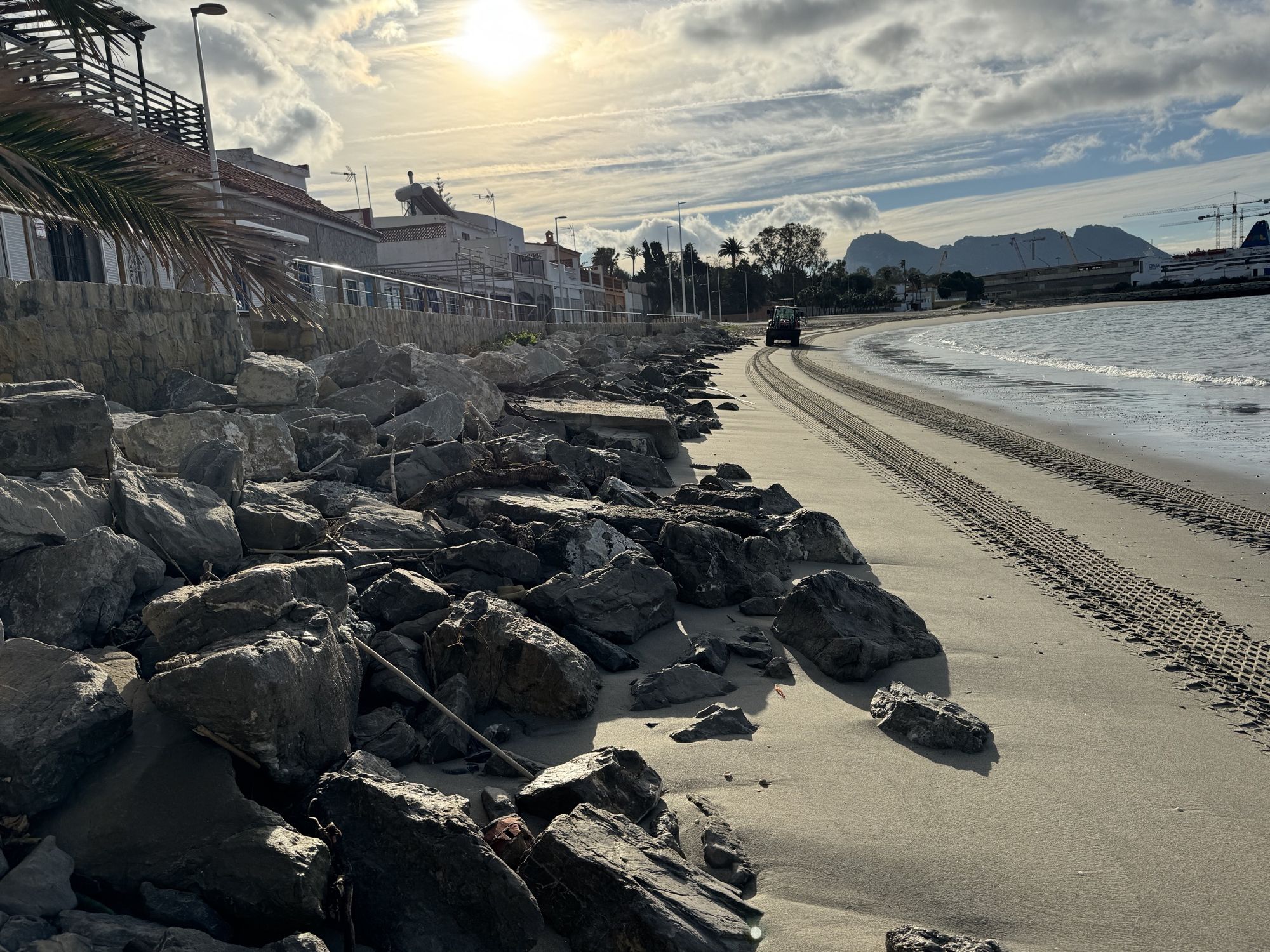 Imagen del Ayuntamiento de San Roque. San Roque pide a la APBA que intervenga de urgencia en sus playas tras pérdida de arena por temporales Imagen del Ayuntamiento de San Roque. San Roque pide a la APBA que intervenga de urgencia en sus playas tras pérdida de arena por temporales