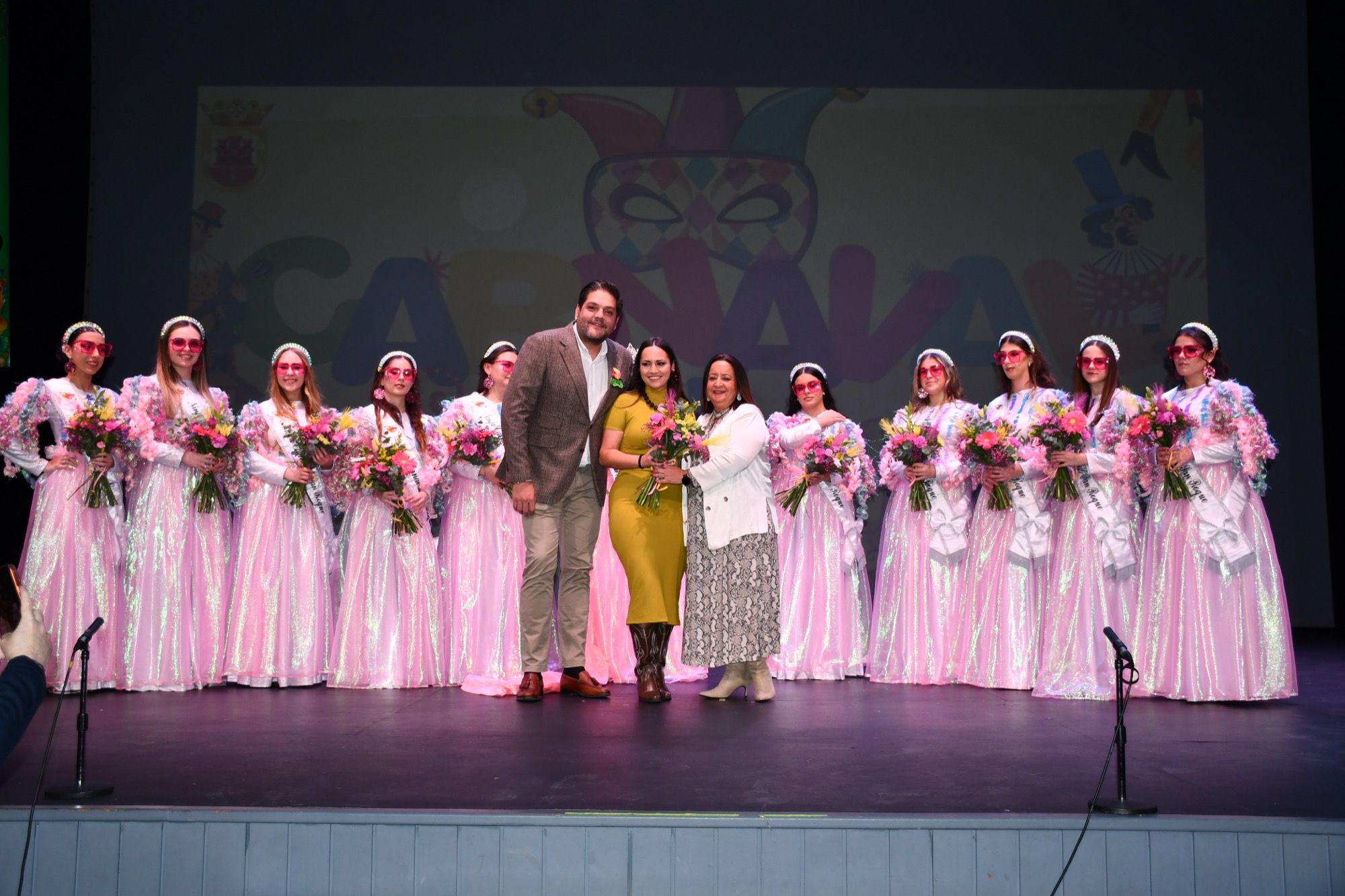 Ninfas y pregones protagonizan el jueves de Carnaval en San Roque como antesala a la final del concurso y la calle. 