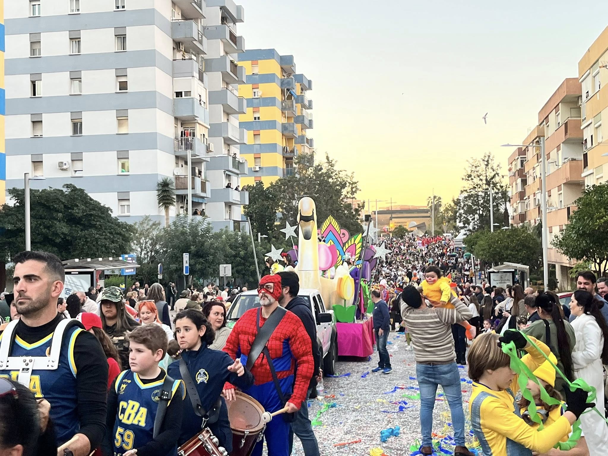 Papelillos, disfraces, coplas... el Carnaval Especial toma las calles con una participativa cabalgata. 
