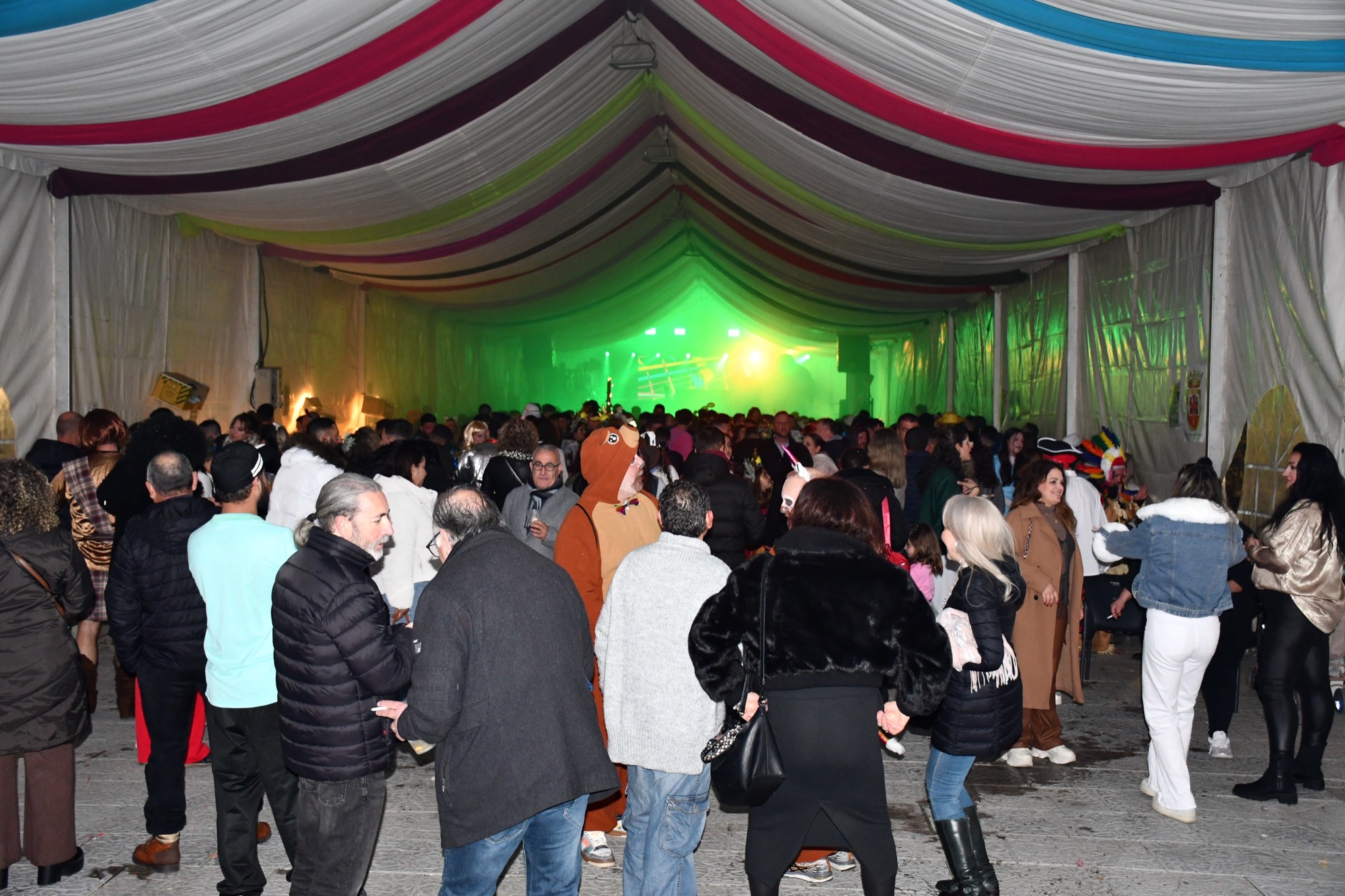 Disfraces y mucho ritmo hasta el amanecer en el Carnaval Joven de San Roque