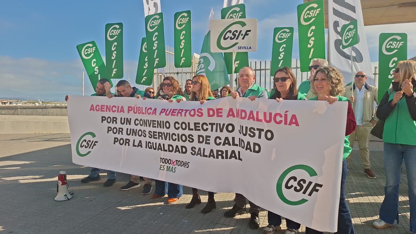 CSIF se concentra en La Línea contra la privatización de la Agencia Pública de Puertos de Andalucía