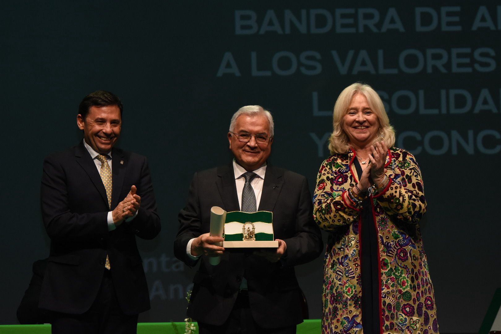 La Junta entrega al Padre Pedro la Bandera de Andalucía a los Valores Humanos, la Solidaridad y la Concordia La Junta entrega al Padre Pedro la Bandera de Andalucía a los Valores Humanos, la Solidaridad y la Concordia