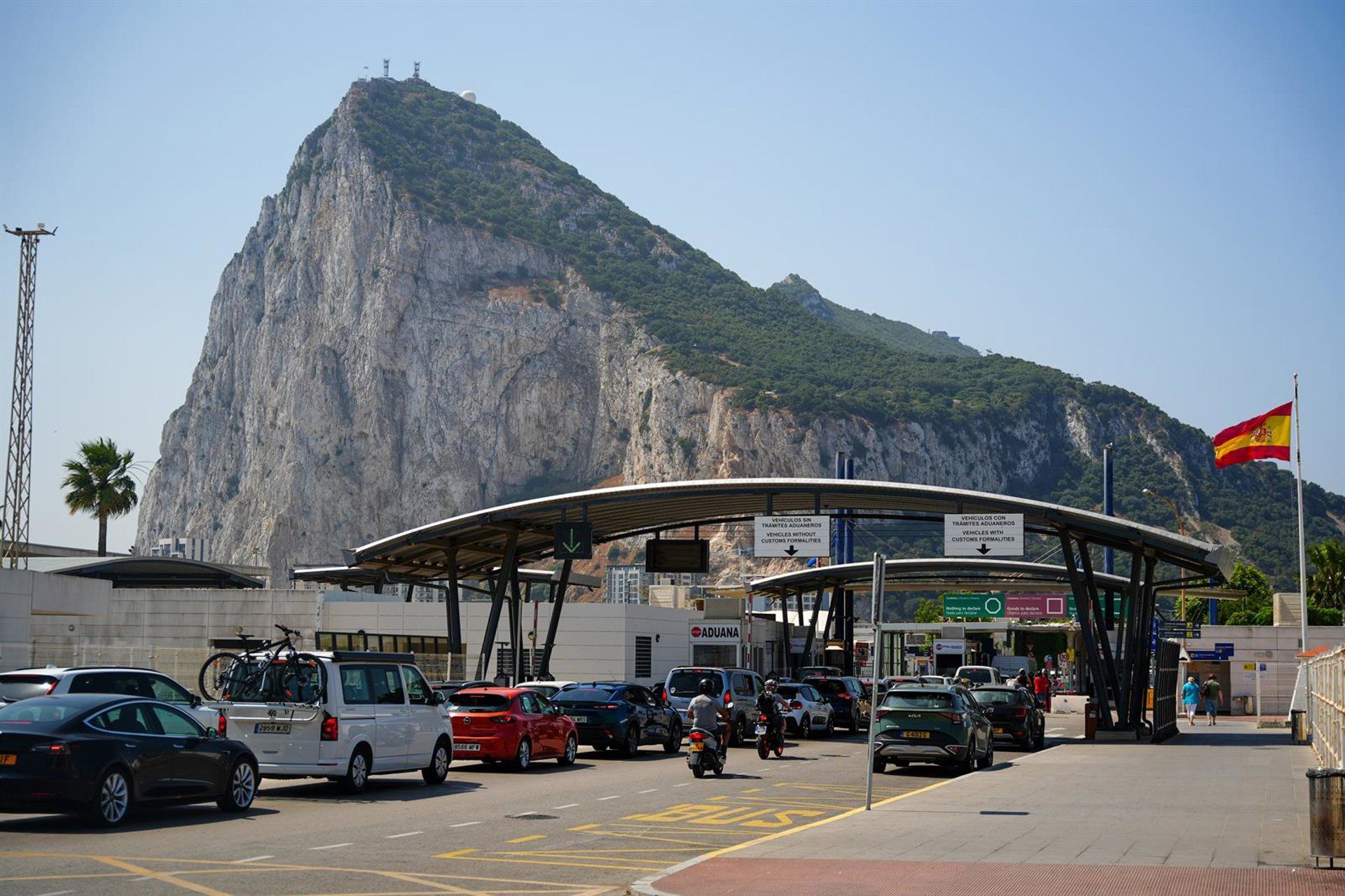 CCOO pide al Gobierno asesoramiento sobre el tratado de Gibraltar al tener información solo desde el Peñón. Archivo - Imágenes de la frontera entre España y el Peñón de Gibraltar. - Francisco J. Olmo - Europa Press - Archivo