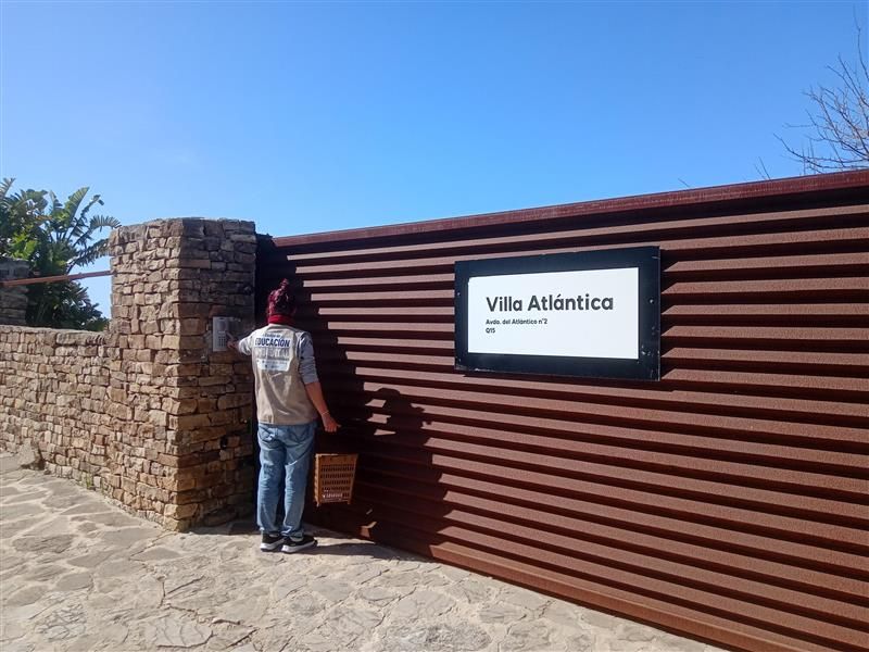 Una de las visitas domiciliarias puerta a puerta de la campaña en Tarifa. Tarifa refuerza la implantación del contenedor marrón con pasacalles y sesiones informativas Una de las visitas domiciliarias puerta a puerta de la campaña en Tarifa. Tarifa refuerza la implantación del contenedor marrón con pasacalles y sesiones informativas