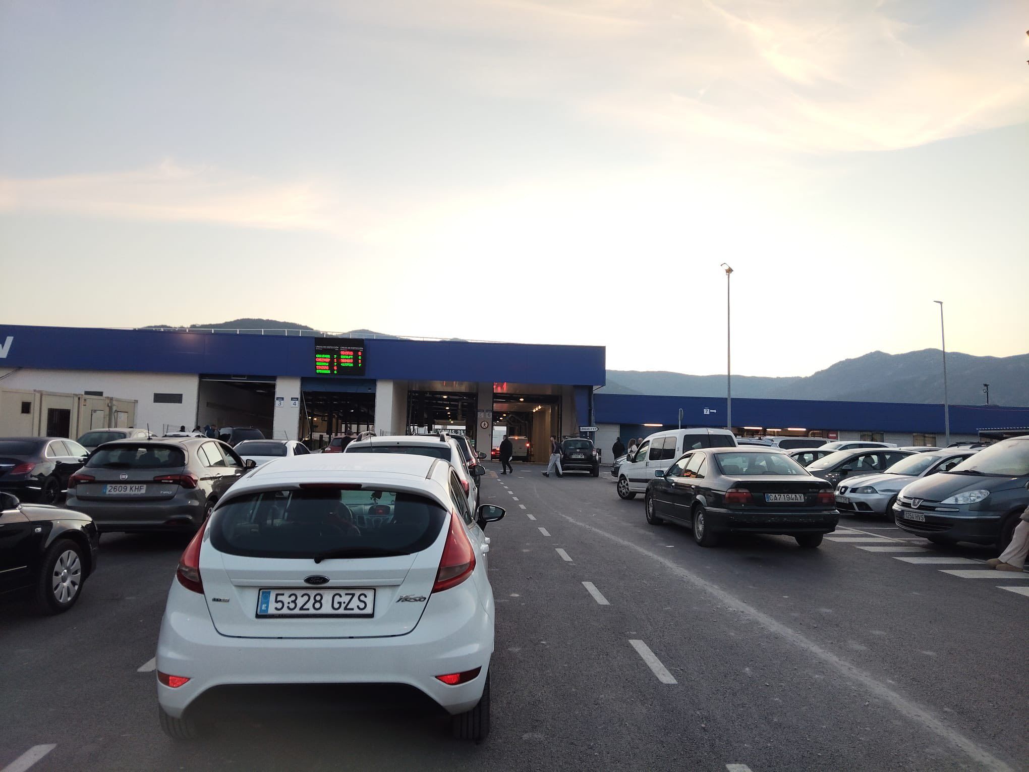 Imagen de 8Directo. Usuarios de la ITV de Algeciras denuncian esperas de más de una hora 