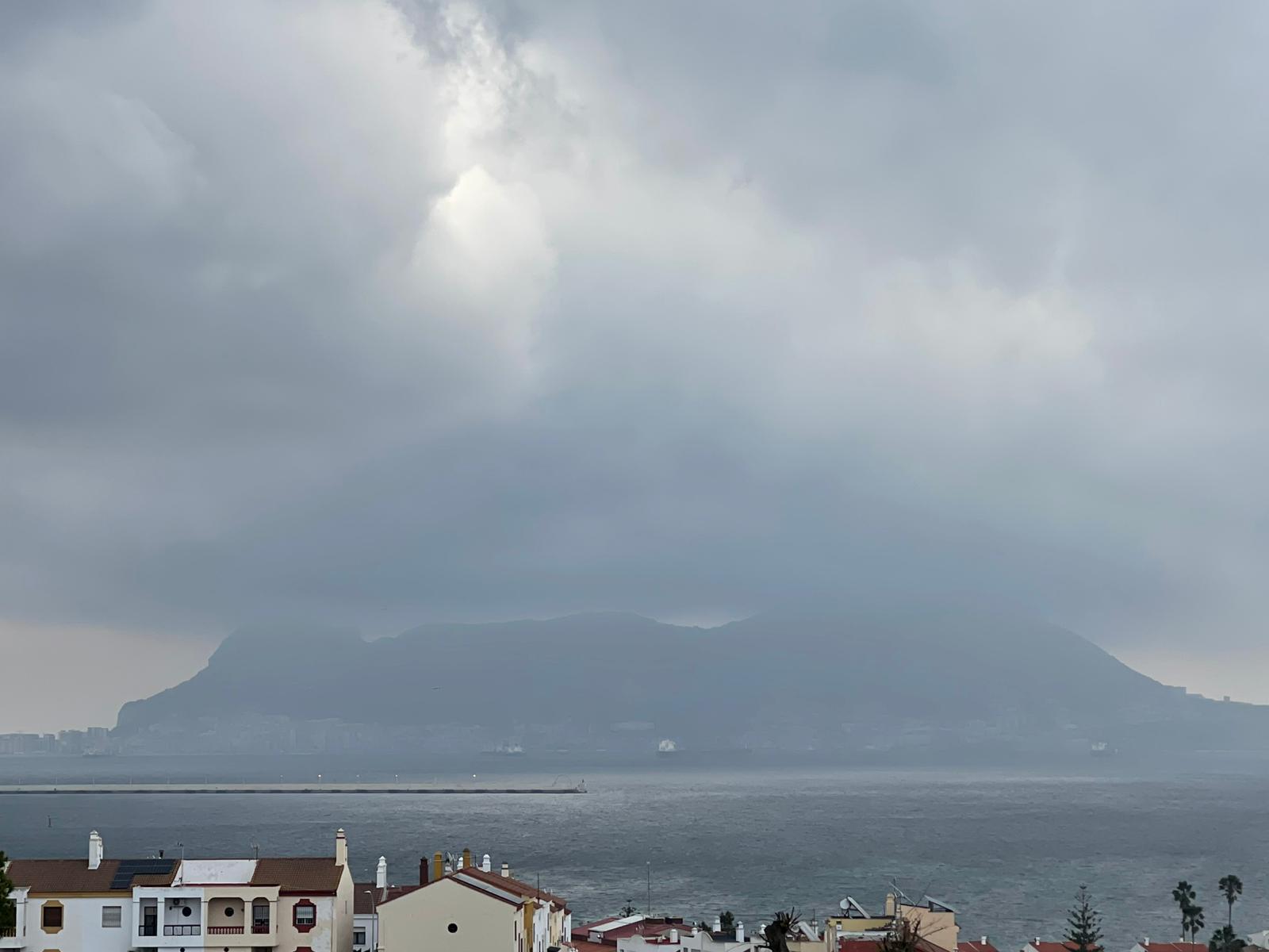 Imagen de archivo de una jornada marcada por el aviso amarillo este jueves por viento y oleaje en el Estrecho. Foto: Sofía Furse. 