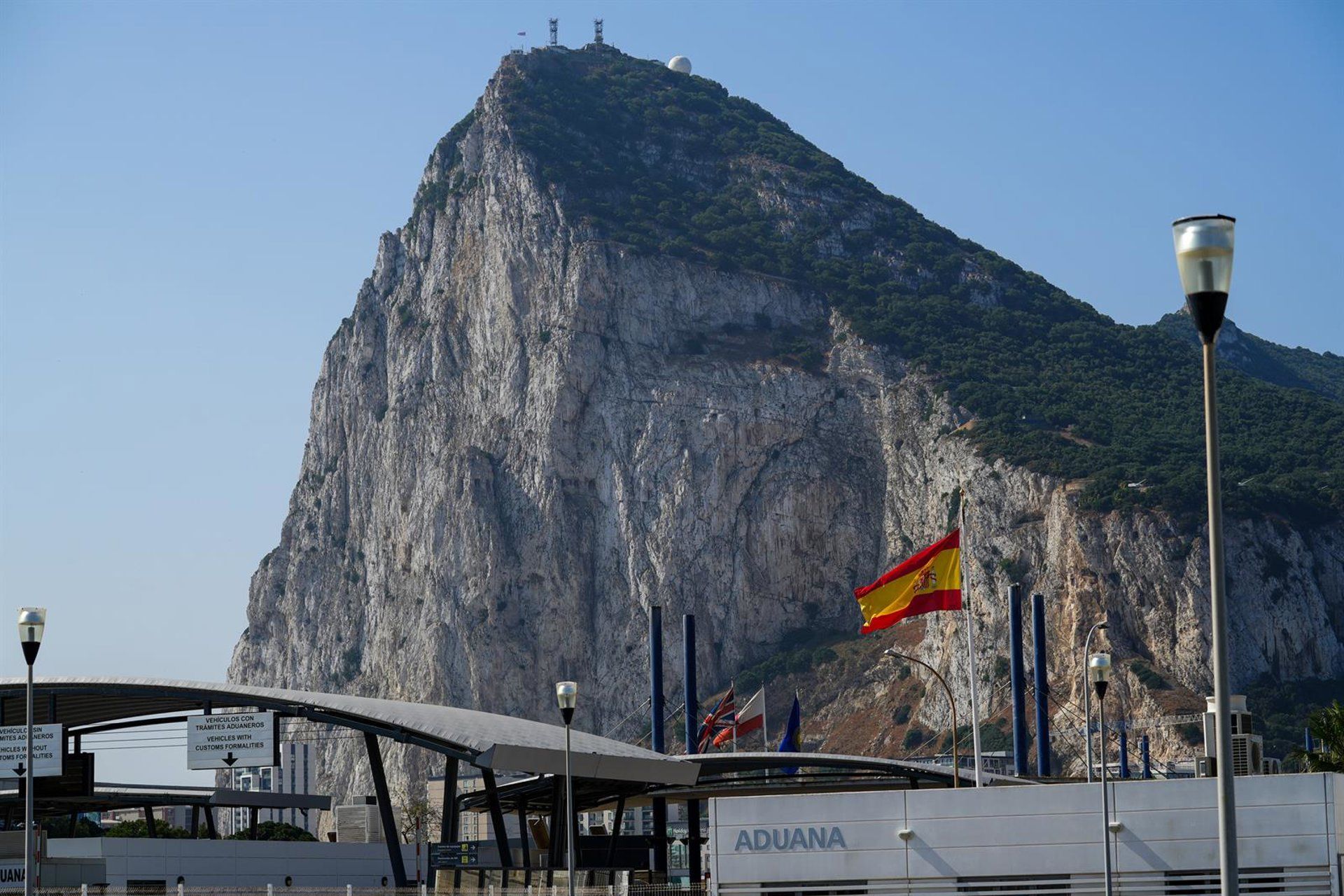 Imágenes de la frontera entre España y el Peñón de Gibraltar.Gibraltar anuncia una reducción del 50% en el nuevo impuesto sobre combustibles Imágenes de la frontera entre España y el Peñón de Gibraltar.Gibraltar anuncia una reducción del 50% en el nuevo impuesto sobre combustibles
