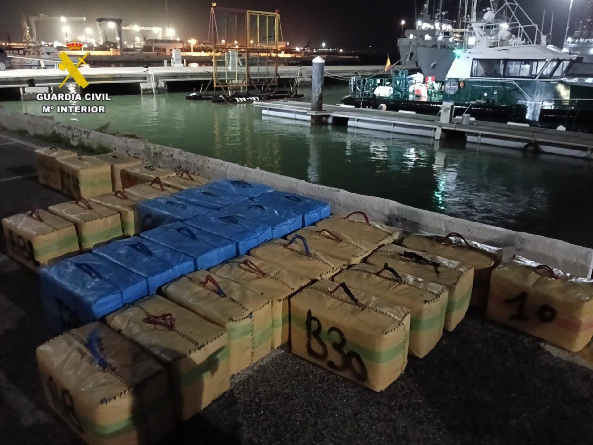 Detenidos dos tripulantes con 1.050 kilos de hachís en el Caño de Sancti Petri