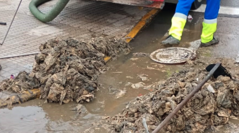 La Línea ejecuta trabajos de desatasco en las redes provocado por el vertido de toallitas húmedas La Línea ejecuta trabajos de desatasco en las redes provocado por el vertido de toallitas húmedas