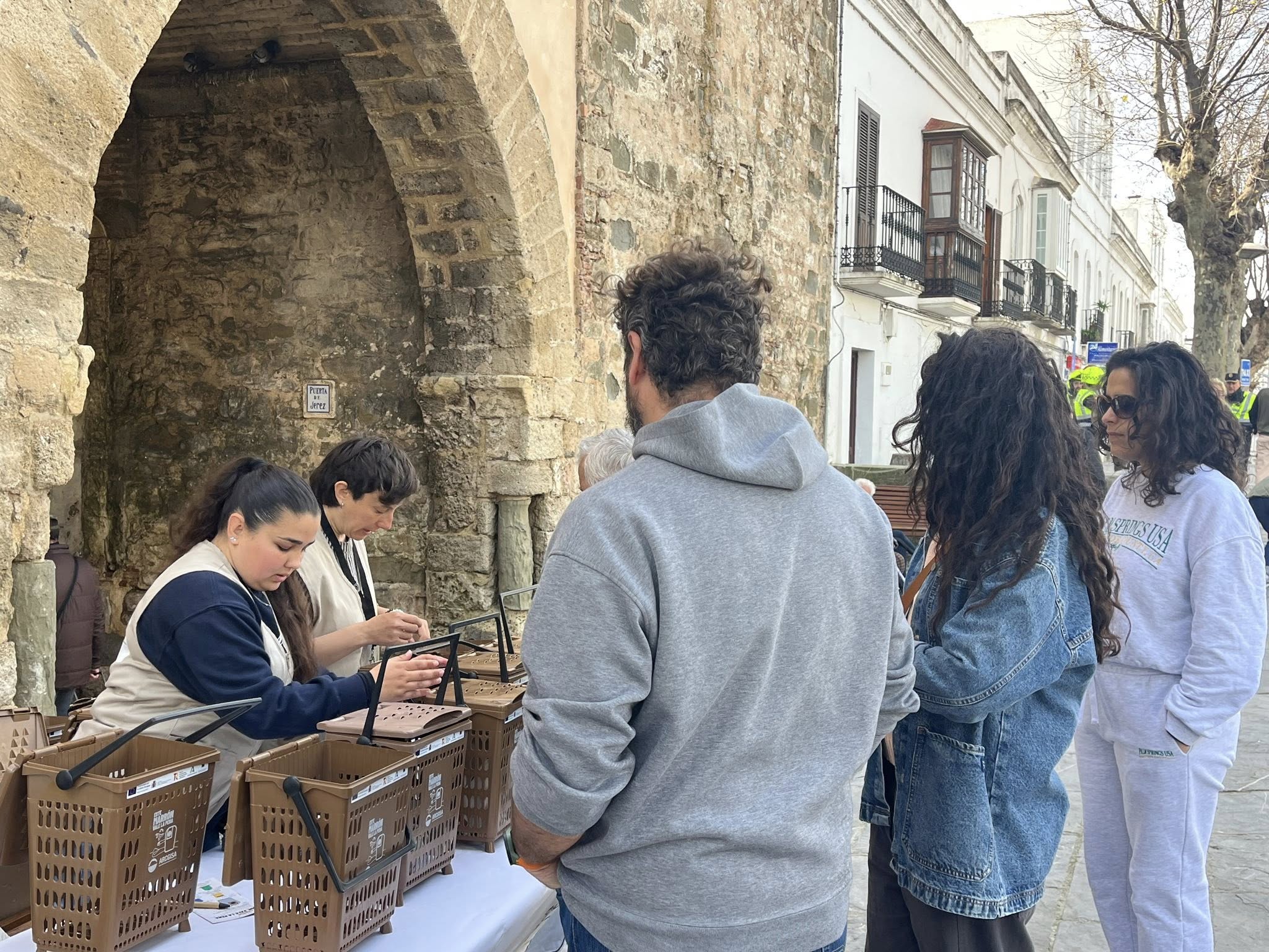 La campaña 'Este marrón vale la pena' refuerza su despliegue en Tarifa La campaña 'Este marrón vale la pena' refuerza su despliegue en Tarifa