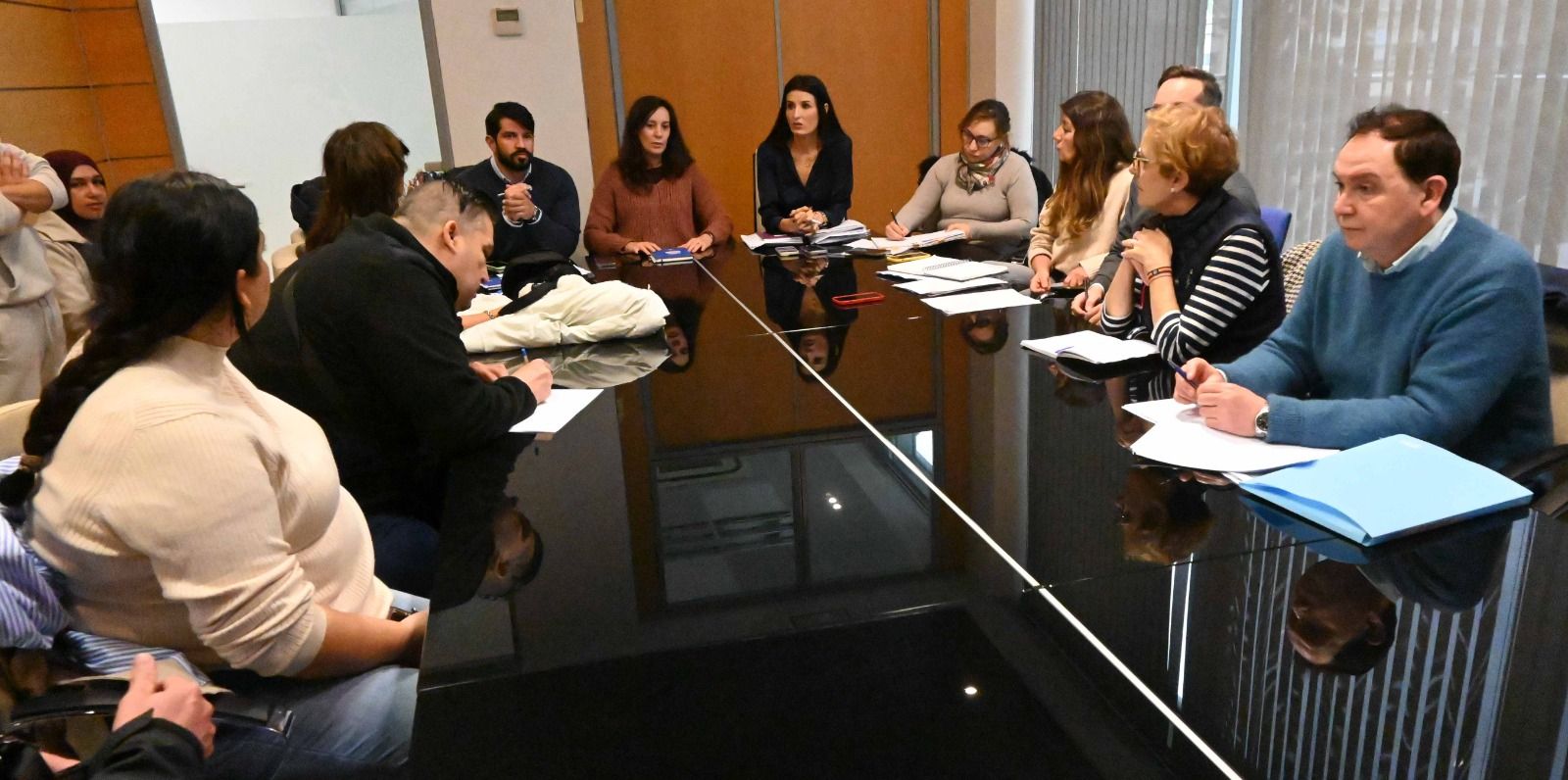 El Ayuntamiento de Algeciras se reúne con vecinos de los edificios desalojados del CA-8 El Ayuntamiento de Algeciras se reúne con vecinos de los edificios desalojados del CA-8