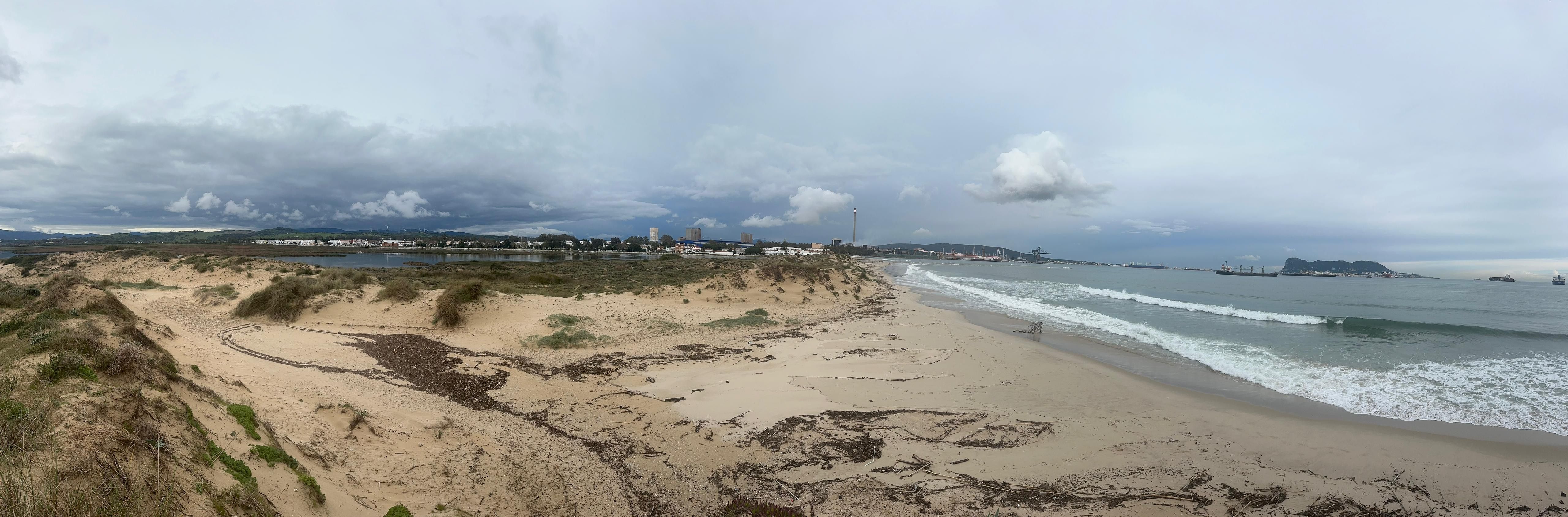 Verdemar alerta de la acelerada regresión del cordón dunar de El Rinconcillo. Foto: Temporal entrando en la duna y arrastrando arena. Paraje Natural Palmones, Rinconcillo (Algeciras)