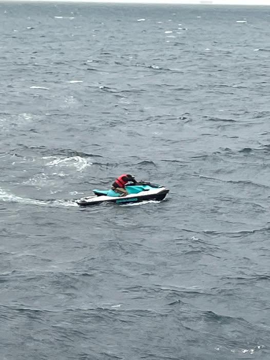Rescatan a un hombre con síntomas de frío y a un kayakista a la deriva en aguas del Estrecho. Imagen: Salvamento Marítimo.