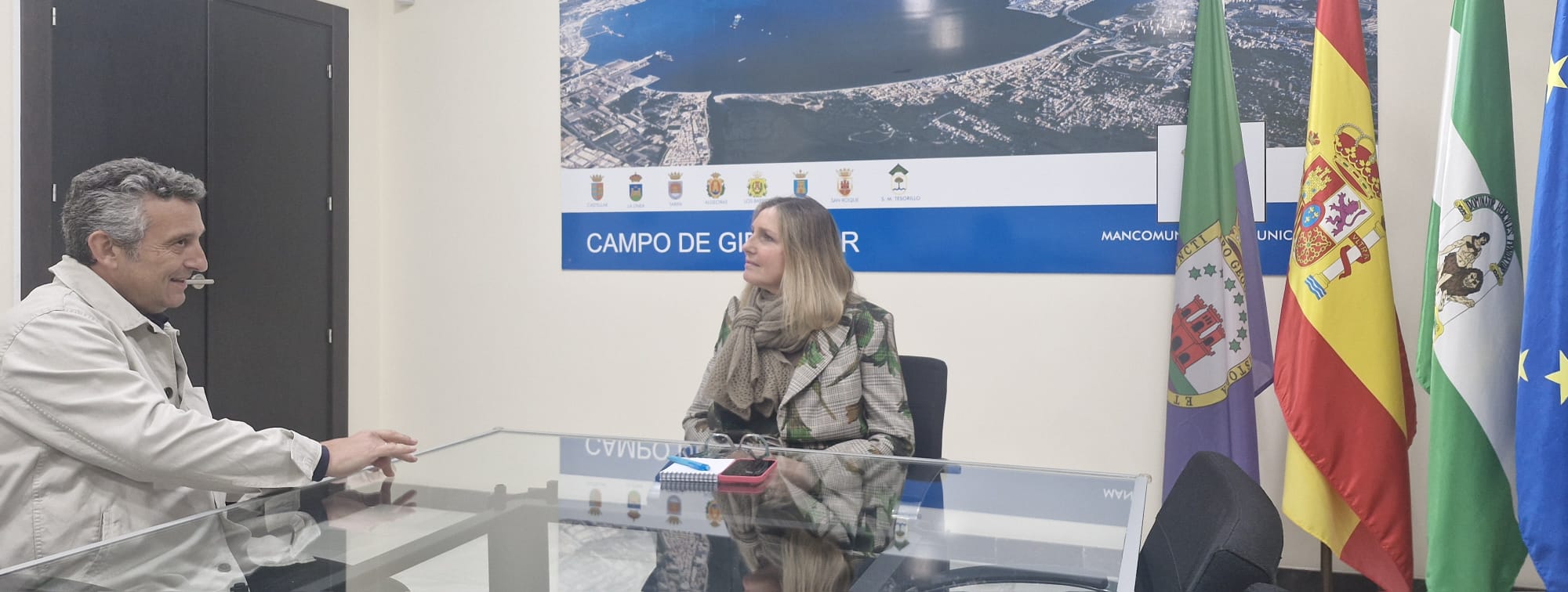 La presidenta de la Mancomunidad de Municipios del Campo de Gibraltar, Susana Pérez Custodio, y el director de la Fundación Paco de Lucía, Cristóbal Sánchez Blesa,