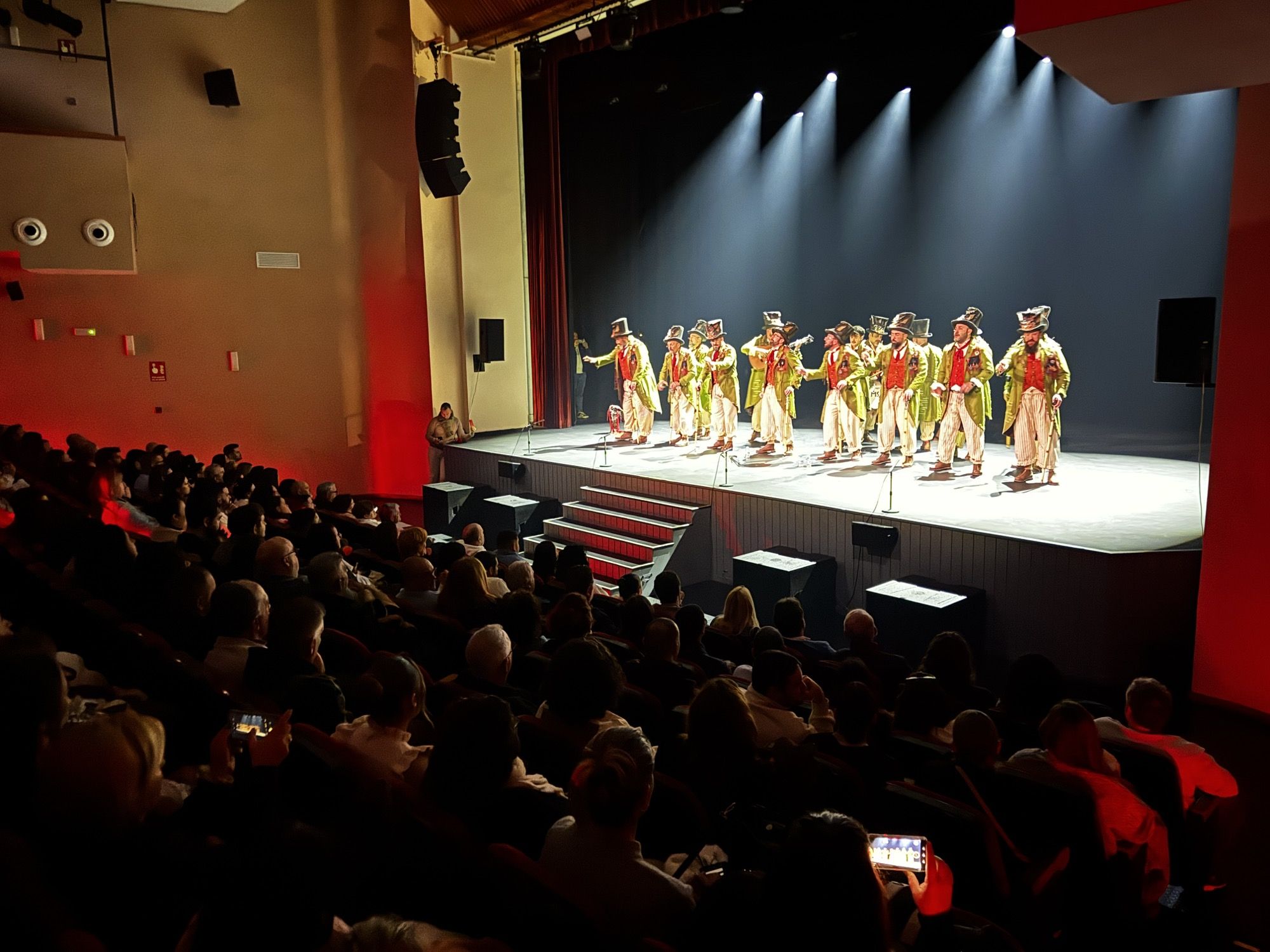 Martínez Ares conquista el Galiardo con la comparsa 'Los Humanos' Martínez Ares conquista el Galiardo con la comparsa 'Los Humanos'