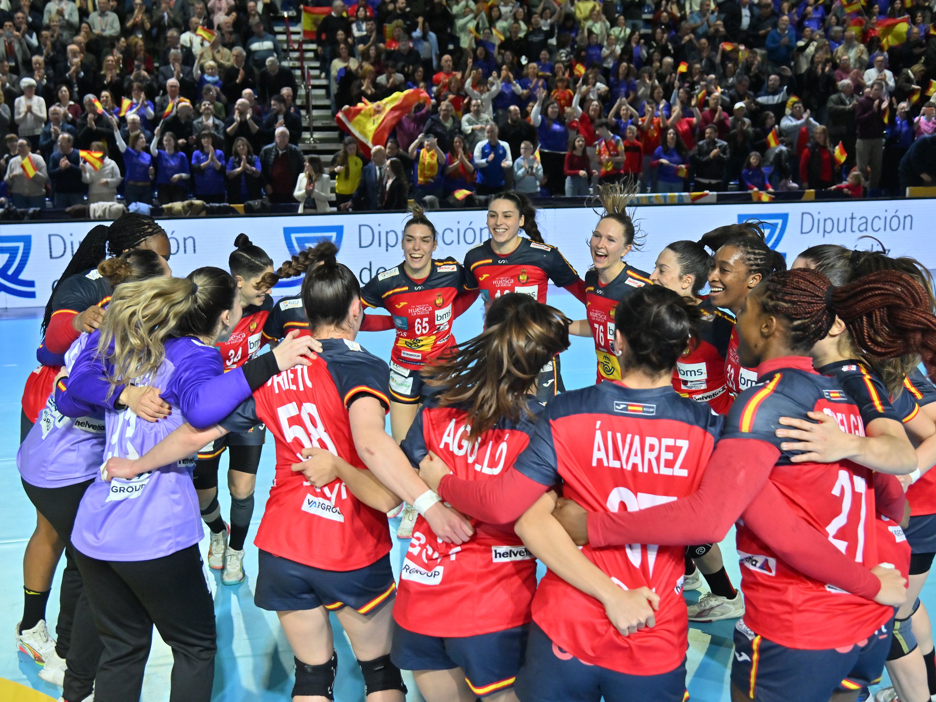 Celebración de la selección en Algeciras. Fotos: J.L. Recio | RFEBM. Titular: (34-24) Algeciras lleva en volandas a las Guerreras hasta el Euro 2026 Celebración de la selección en Algeciras. Fotos: J.L. Recio | RFEBM. Titular: (34-24) Algeciras lleva en volandas a las Guerreras hasta el Euro 2026