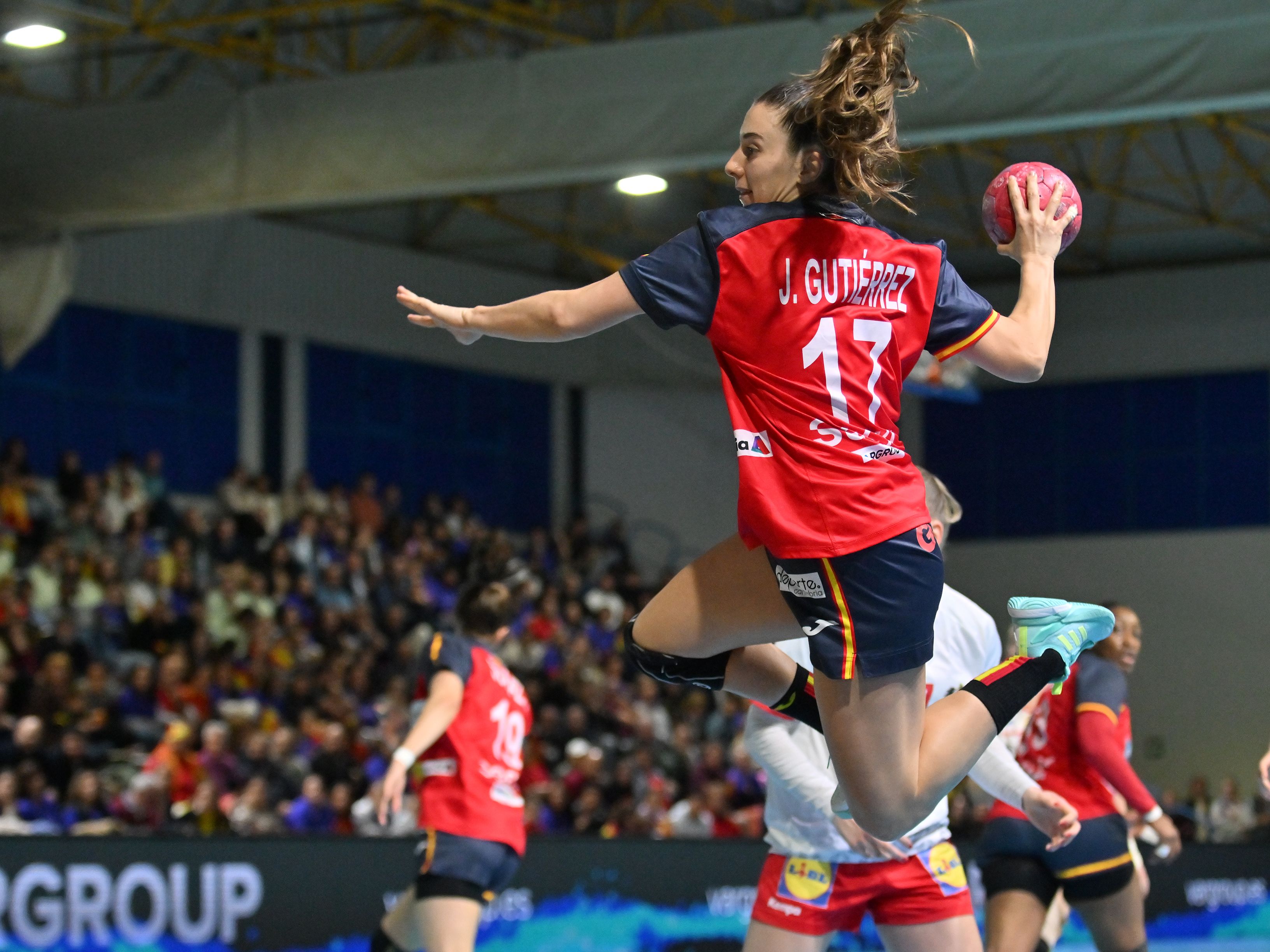 Jennifer Gutiérrez, capitana algecireña de las Guerreras: "En casa hemos disfrutado muchísimo". J.L. Recio | RFEBM. Jennifer Gutiérrez, capitana algecireña de las Guerreras: "En casa hemos disfrutado muchísimo". J.L. Recio | RFEBM.