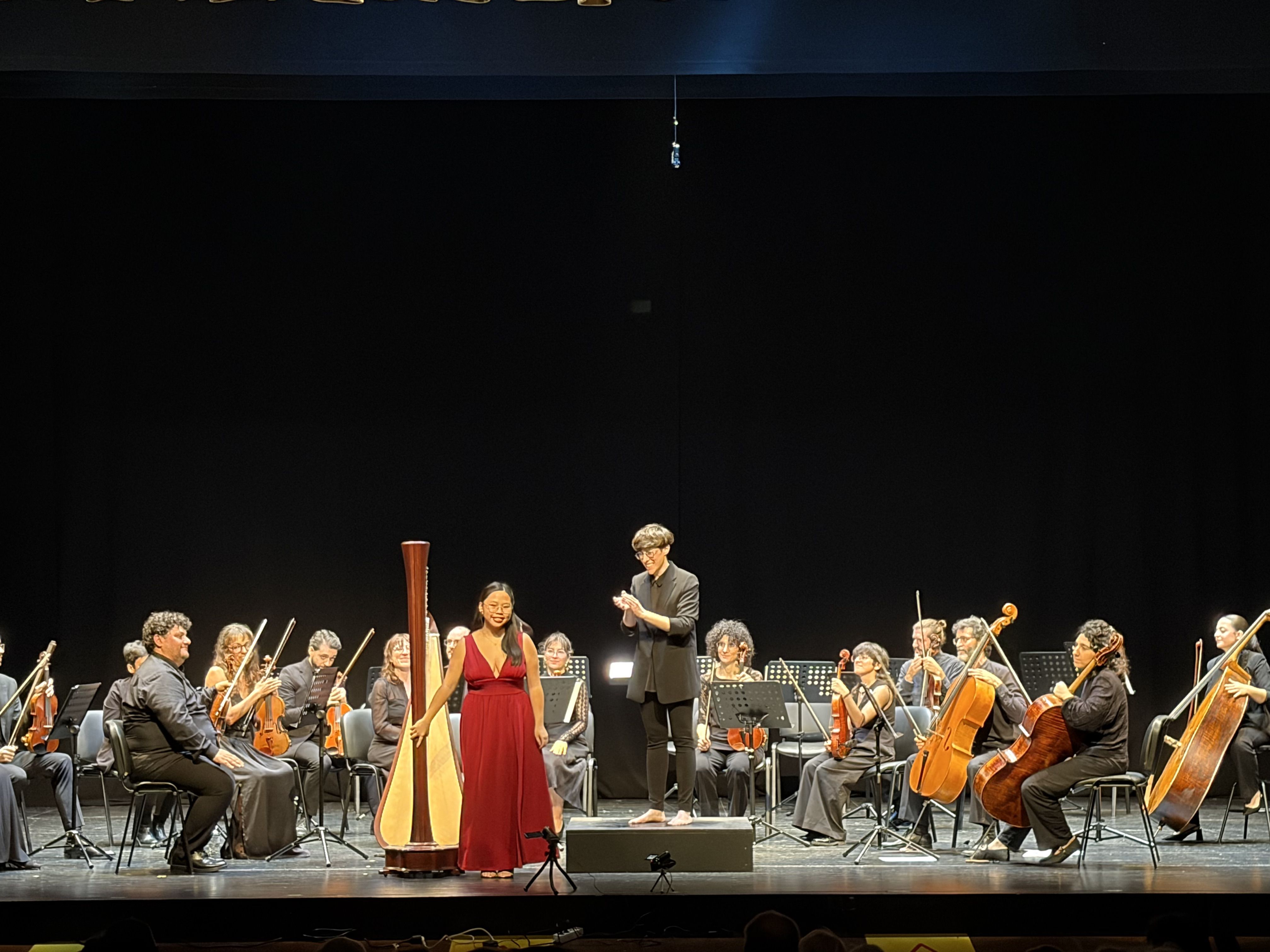La ‘quinta’ de Thalassa Orchestra conecta con Algeciras con danza, arpa y su propia ‘Marcha Radetzky’. Foto: Sofía Furse / 8Directo La ‘quinta’ de Thalassa Orchestra conecta con Algeciras con danza, arpa y su propia ‘Marcha Radetzky’. Foto: Sofía Furse / 8Directo