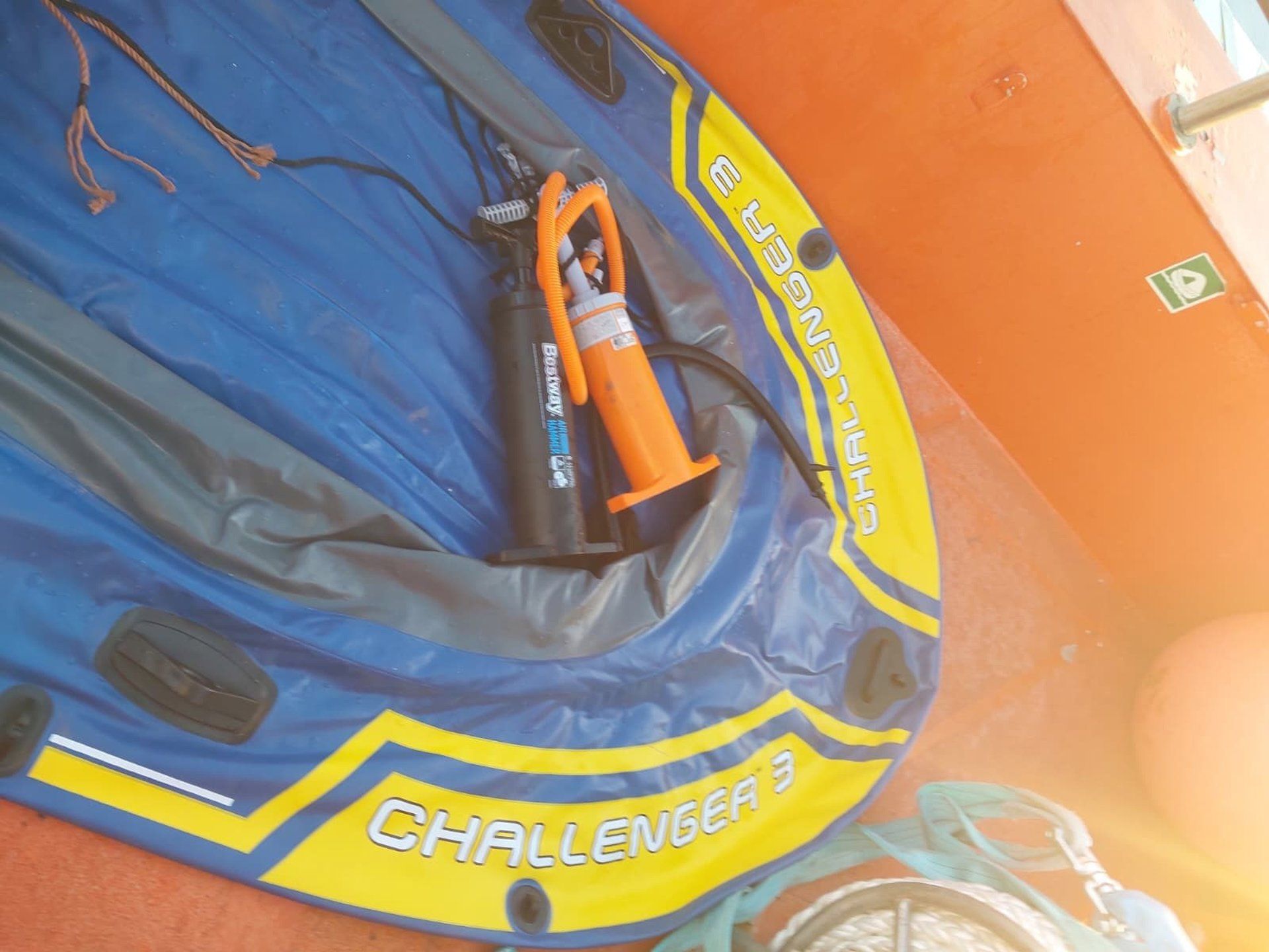 Embarcación hinchable rescatada por Salvamento Marítimo en aguas de Cádiz - SALVAMENTO MARÍTIMO Titular: Rescatados once migrantes que intentaban llegar a la costa de Cádiz en dos embarcaciones neumáticas Embarcación hinchable rescatada por Salvamento Marítimo en aguas de Cádiz - SALVAMENTO MARÍTIMO Titular: Rescatados once migrantes que intentaban llegar a la costa de Cádiz en dos embarcaciones neumáticas