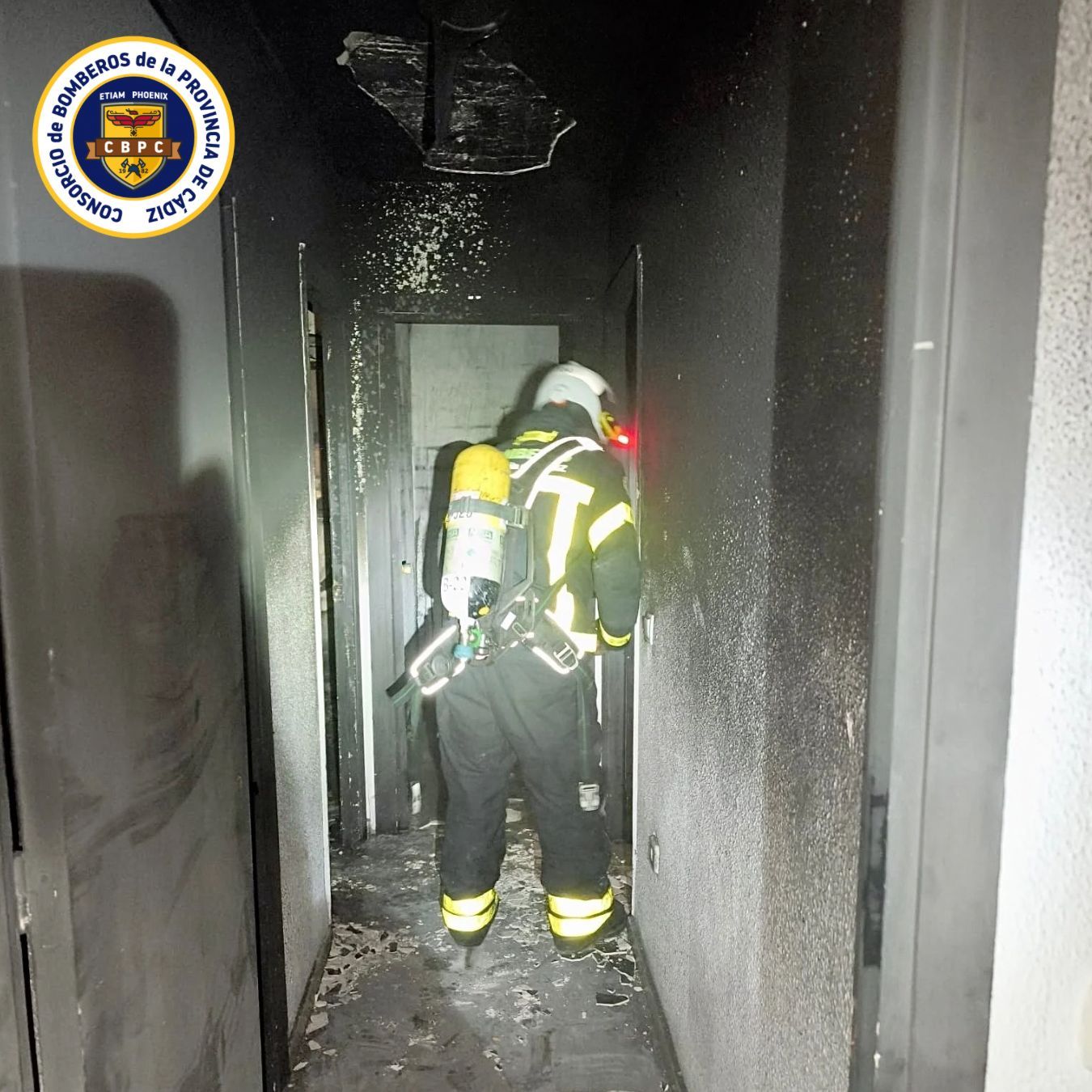 Bomberos intervienen en el incendio de una vivienda en la barriada de Miraflores