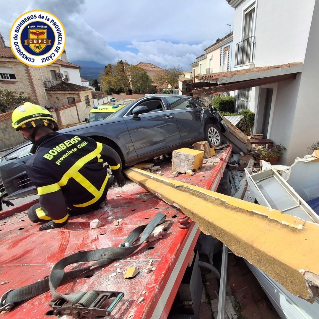 Una grúa cargada con un coche impacta contra una vivienda en Los Barrios