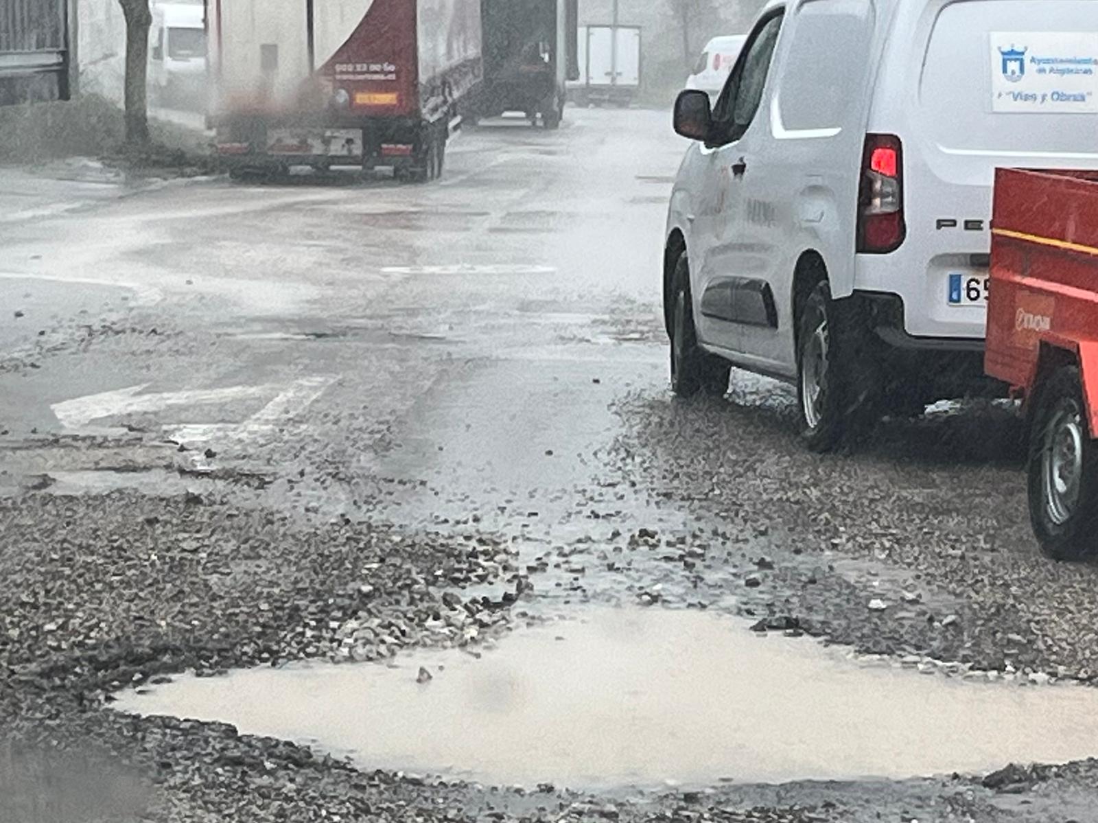 Imagen de archivo de un socavón en el polígono industrial Cortijo Real. 8Directo. El Ayuntamiento de Algeciras eliminará socavones en varias zonas de la ciudad