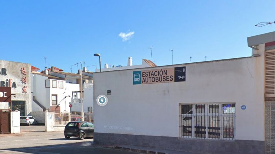 La estación de autobuses de Tarifa, sin taquilla ni pago con tarjeta. Foto: Google Maps. 