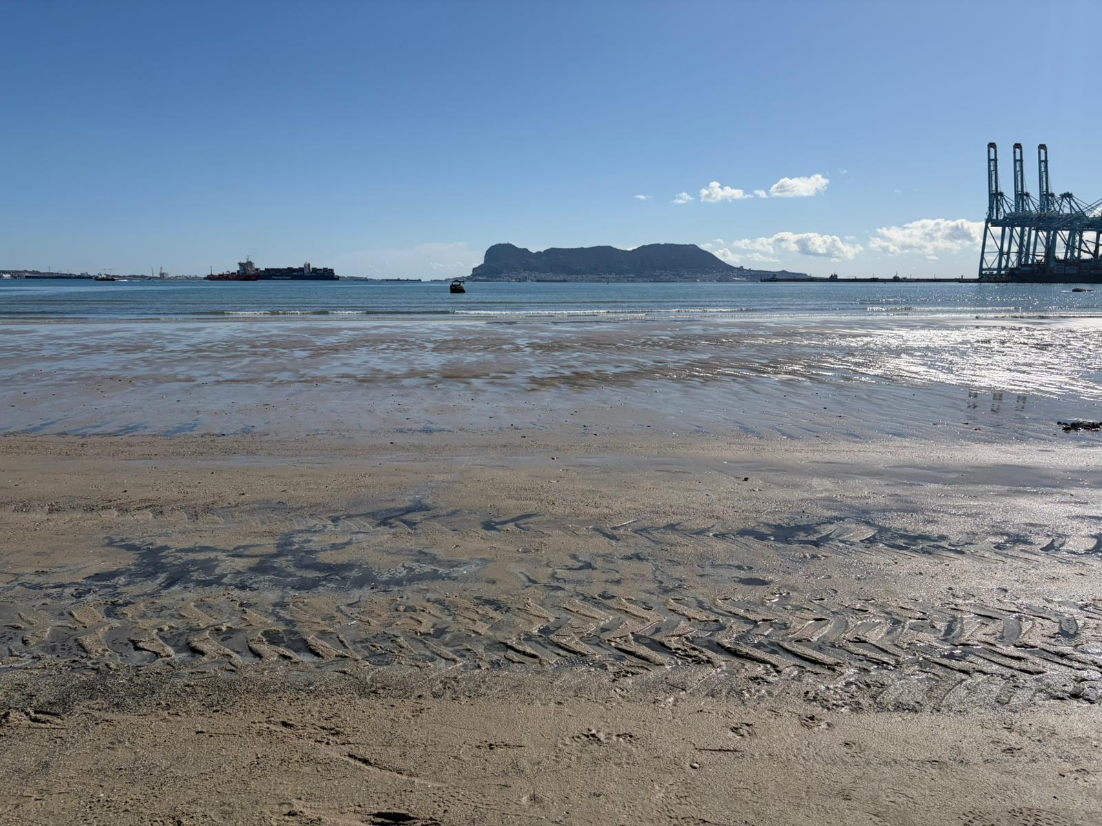 La Junta descarta la existencia de vertidos en la playa de El Rinconcillo. Foto: La playa de El Rinconcillo este 11 de marzo, por S.F. / 8Directo