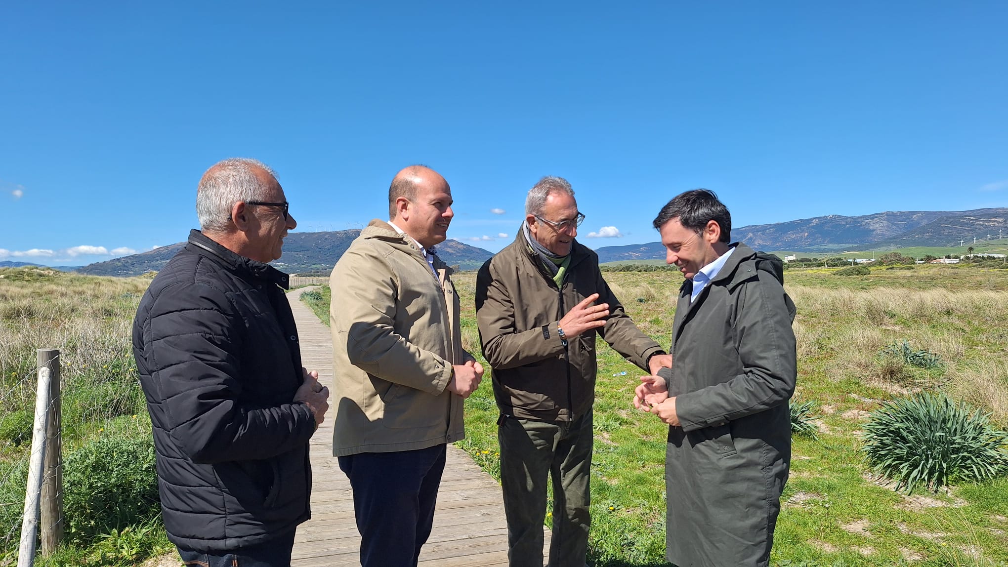 Empiezan los trabajos de reparación de la pasarela de Los Lances, dañada durante los pasados temporales