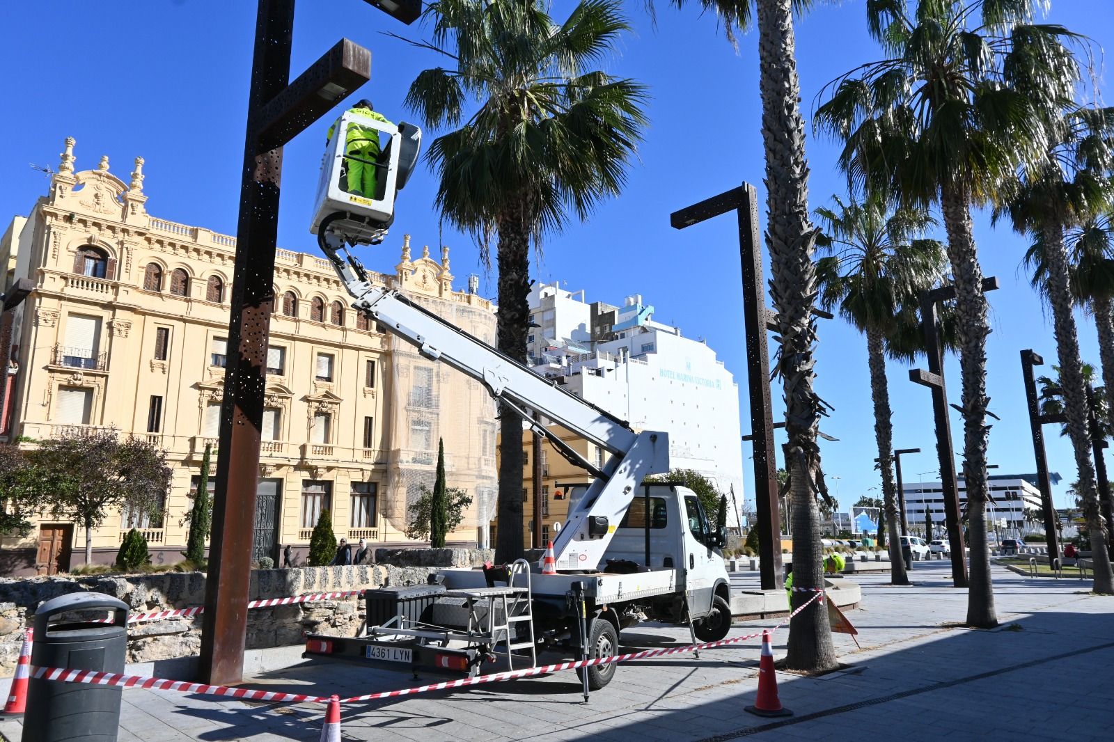 El Ayuntamiento renueva el alumbrado exterior del Paseo del Río de la Miel